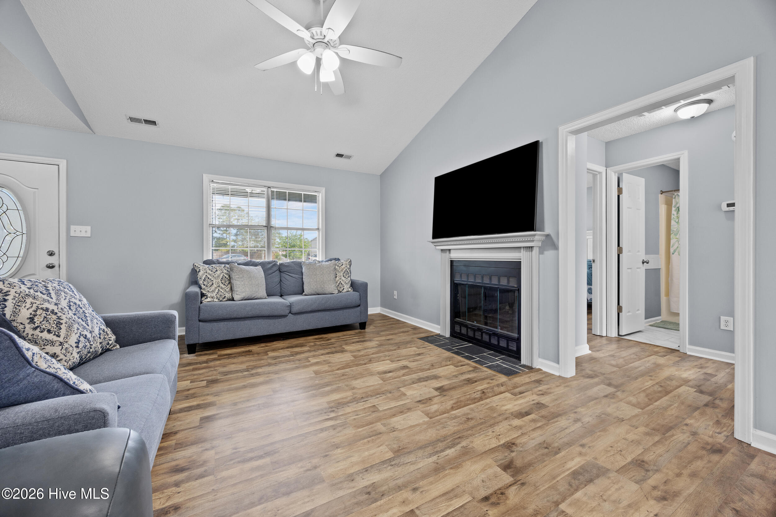 100566189 | Photo 11