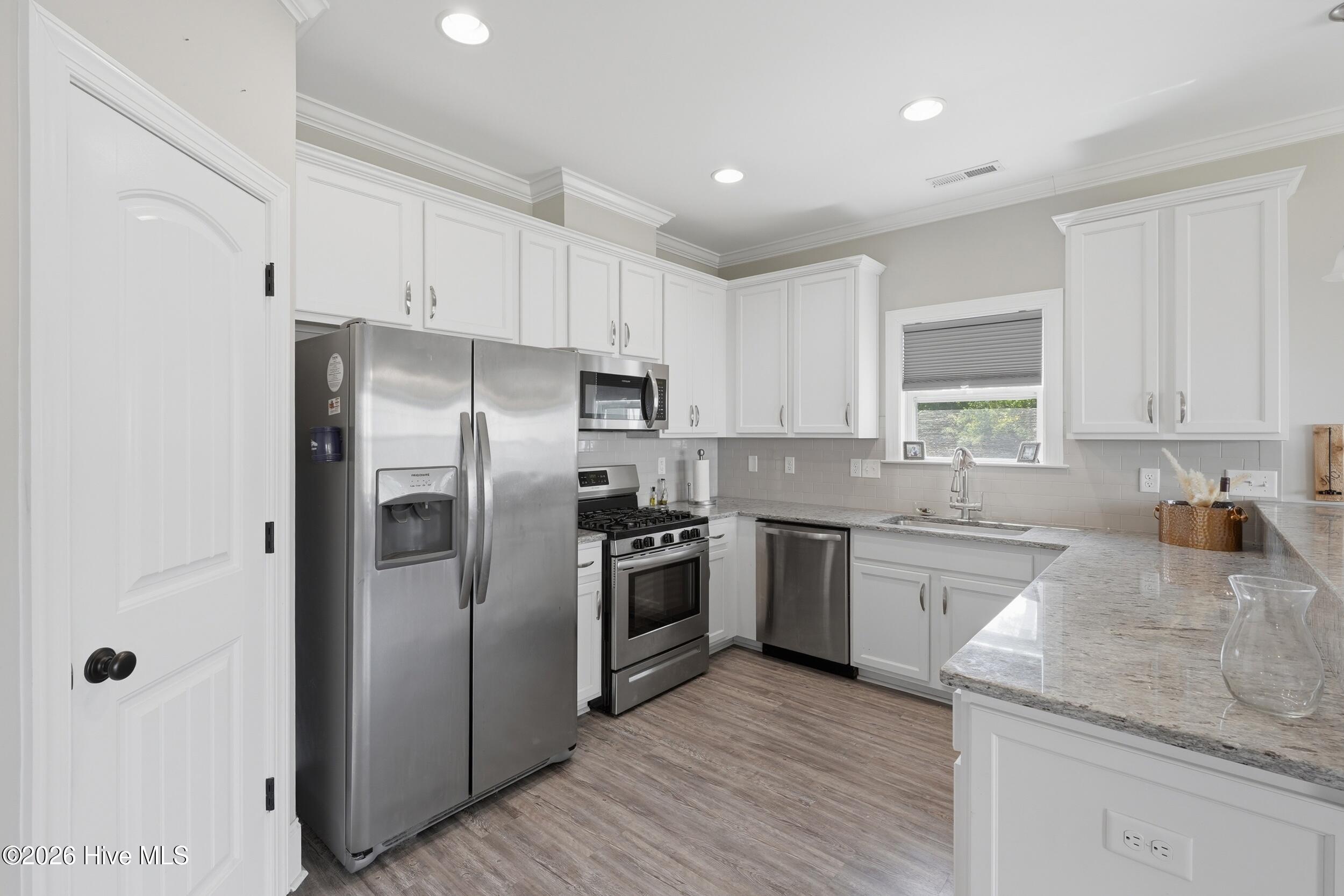 100570242 | Photo 11