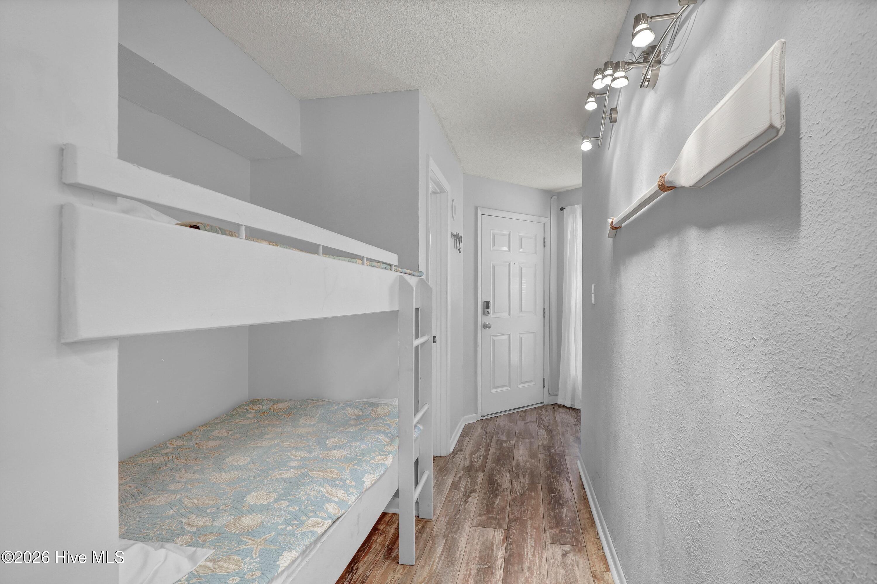 100565249 | Photo 24