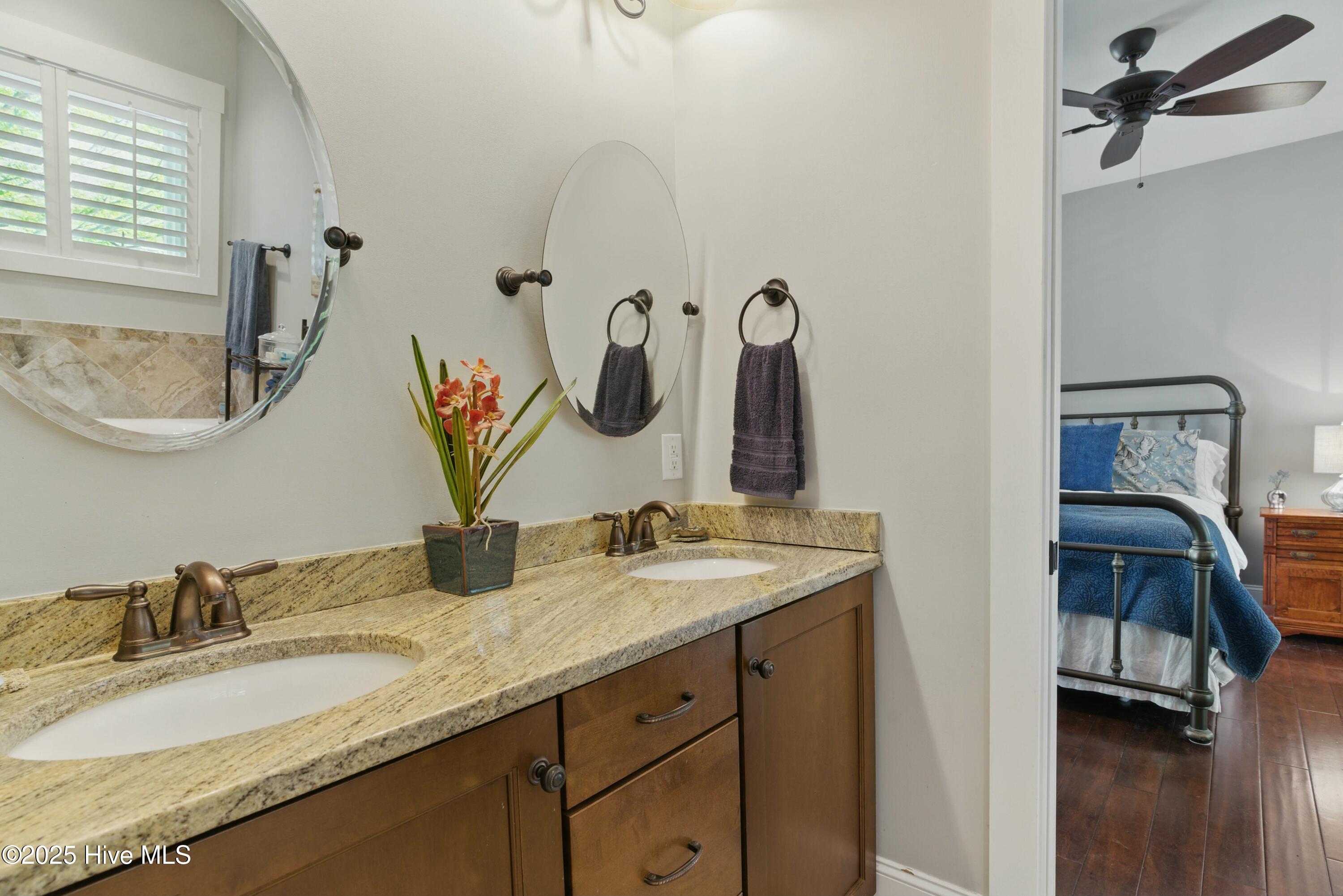 100560955 | Photo 19