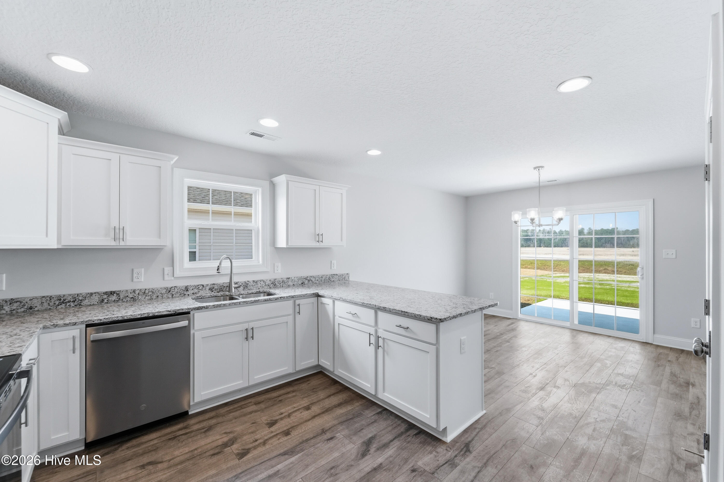 100530741 | Photo 11