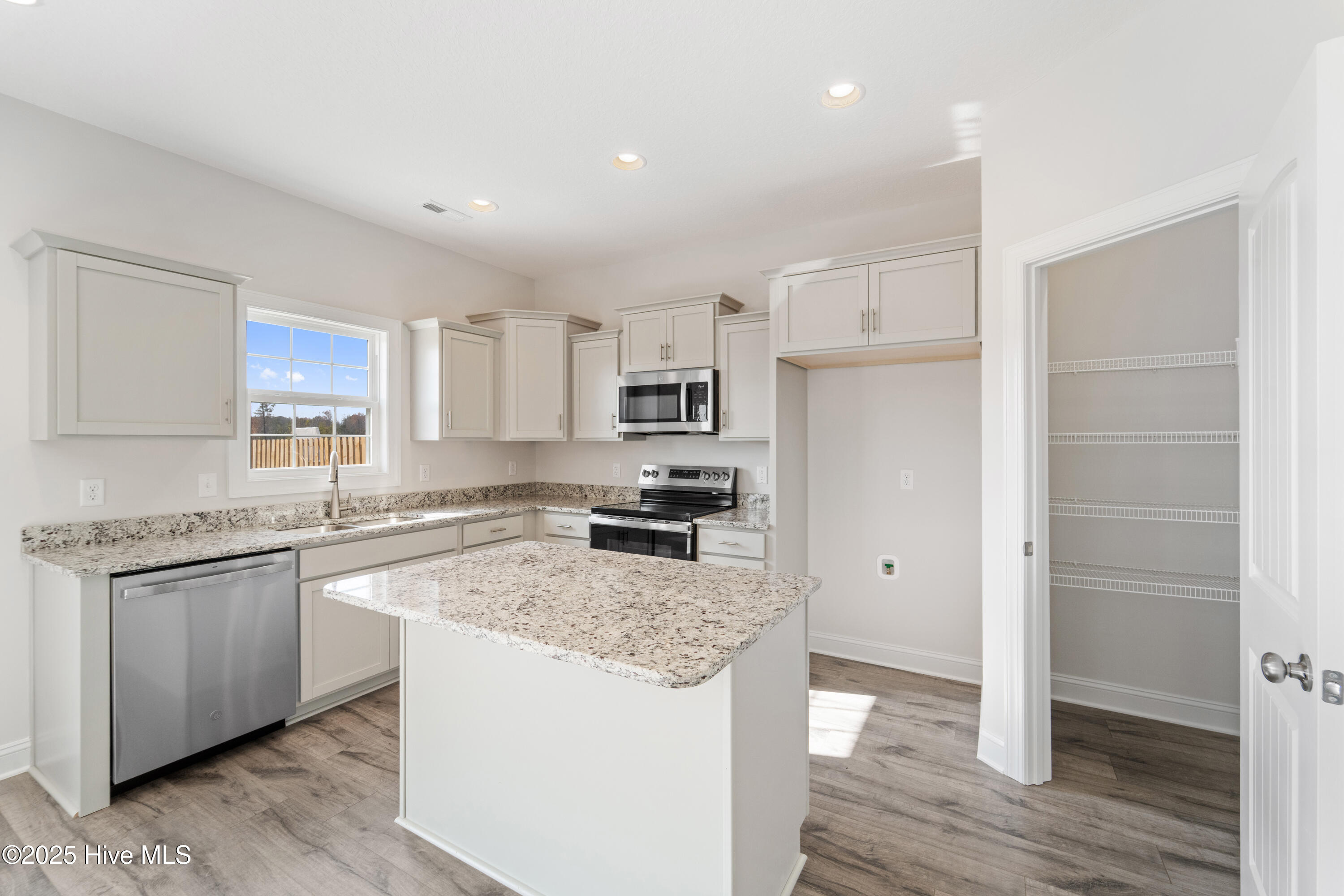 100519701 | Photo 12