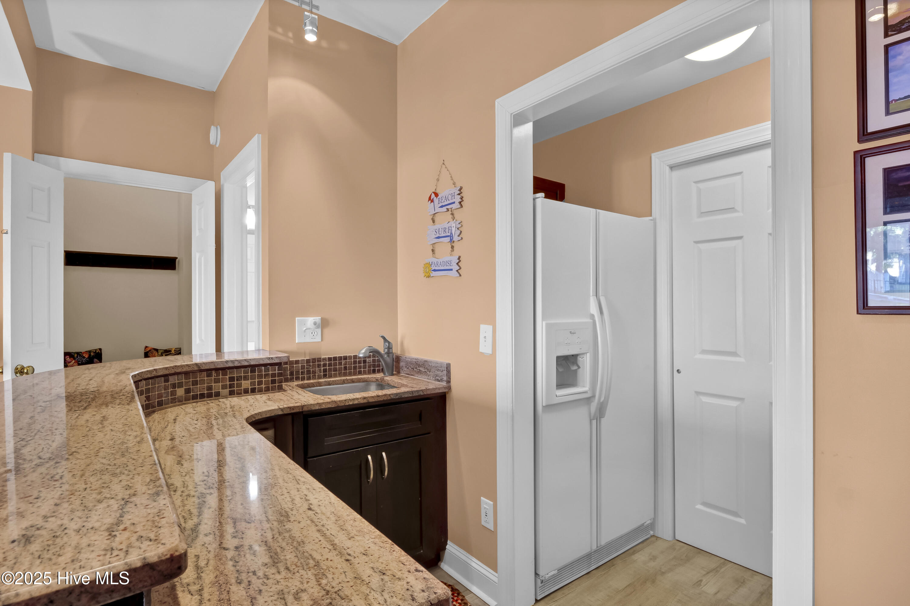 100497628 | Photo 40