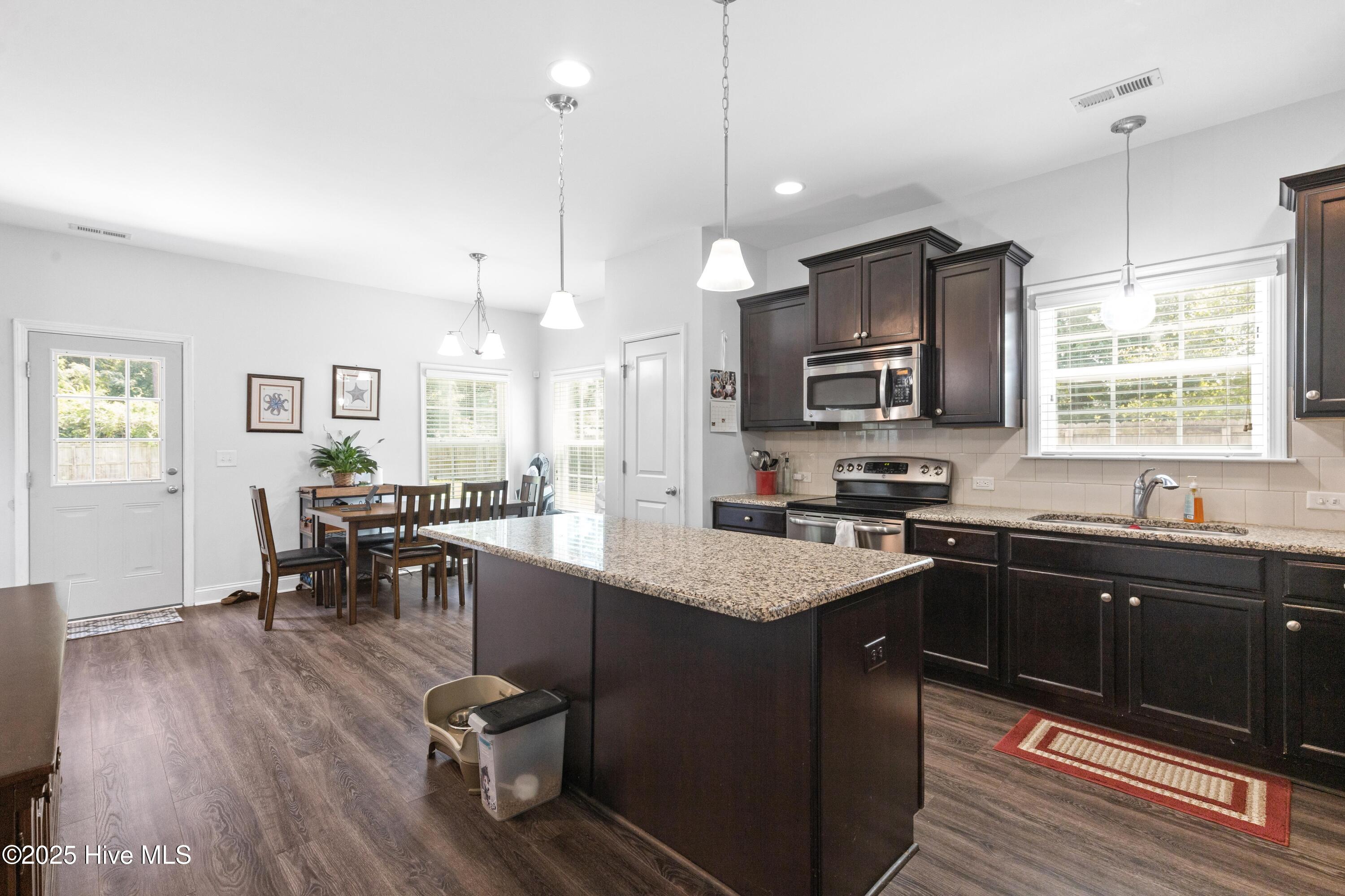 100521399 | Photo 10