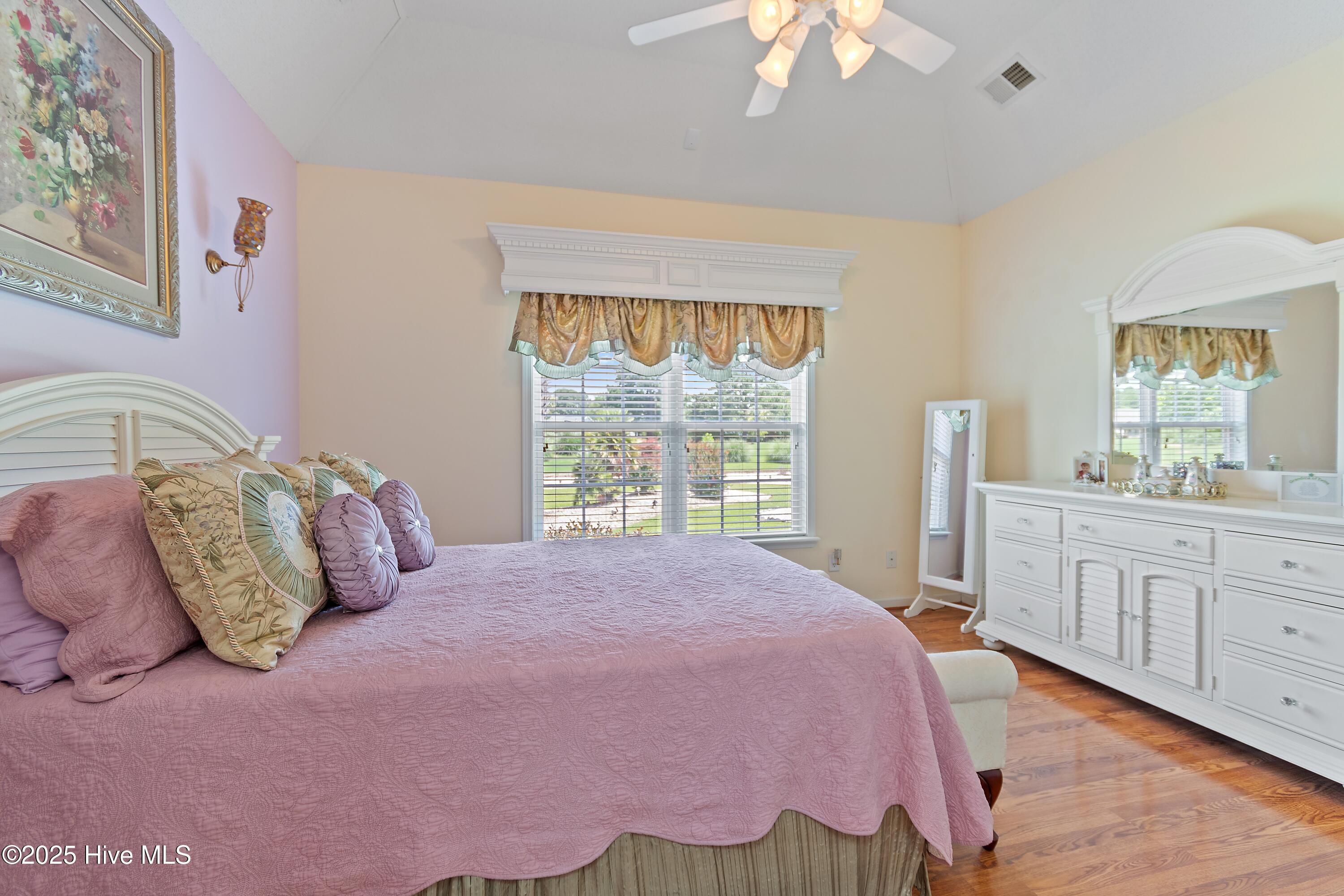 100518385 | Photo 19