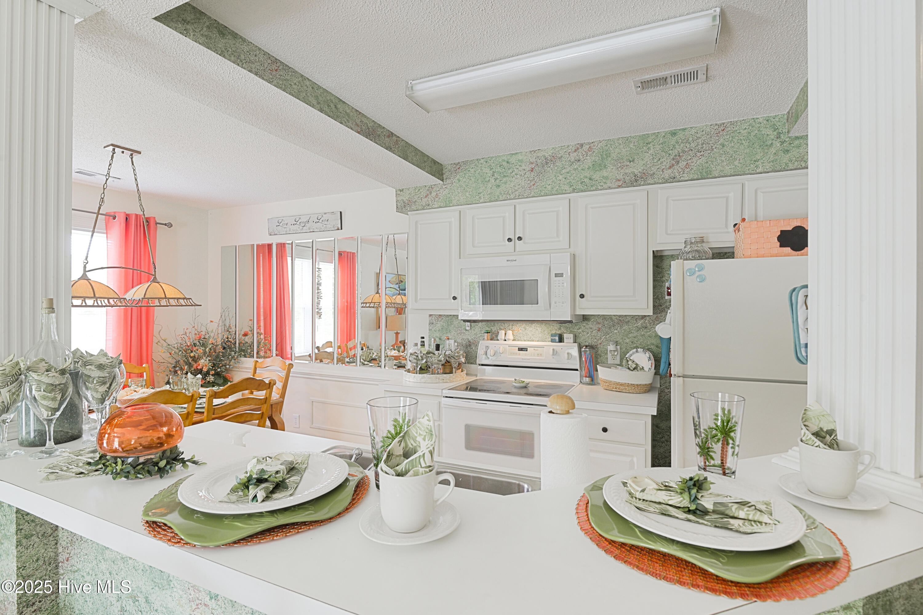 100514225 | Photo 22