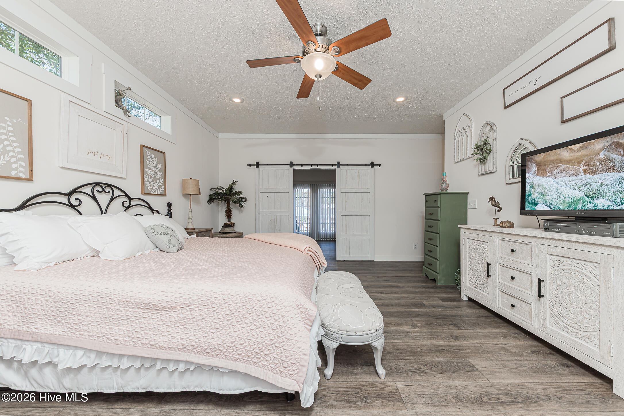 100563969 | Photo 32