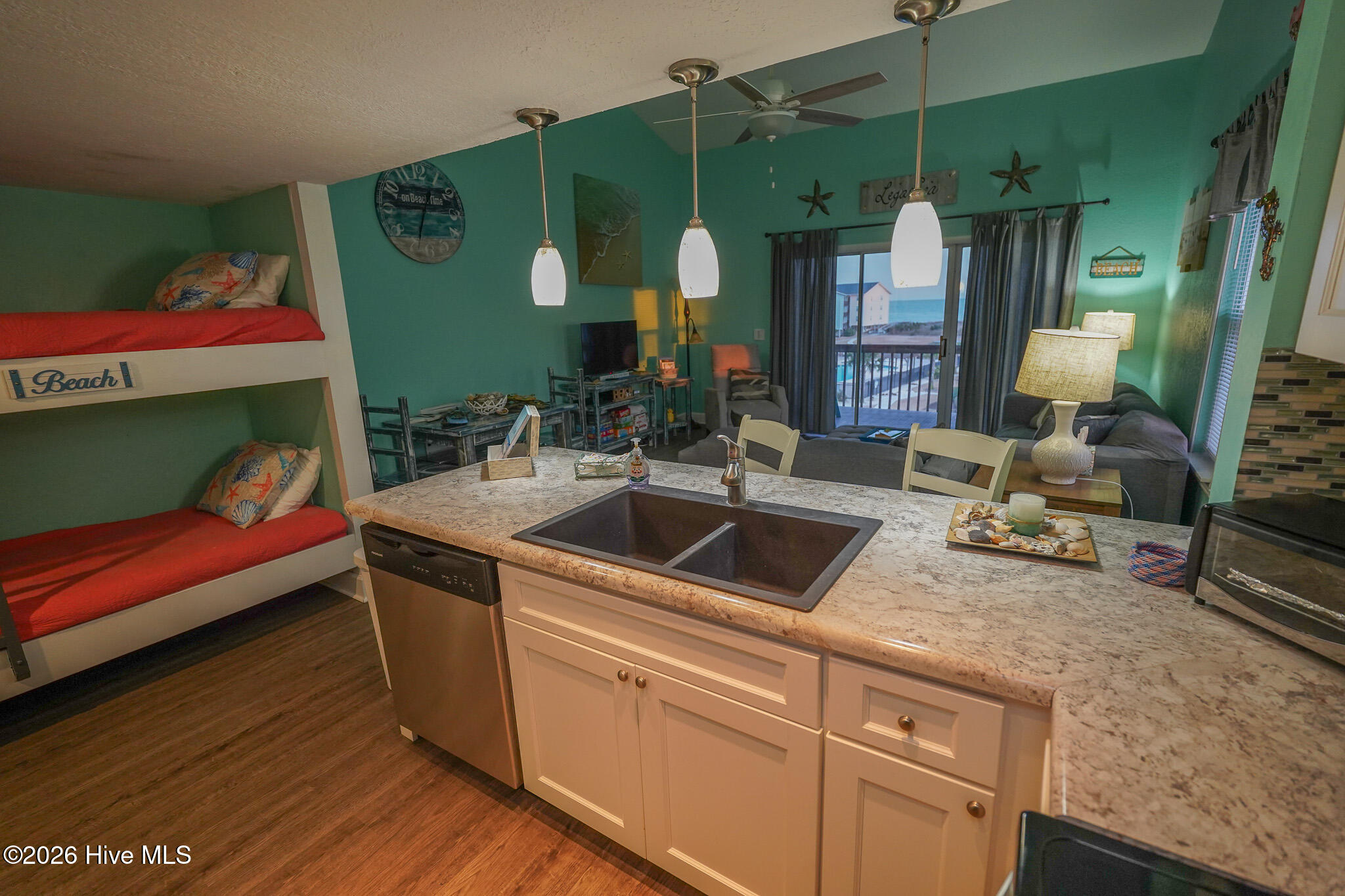 100548076 | Photo 22