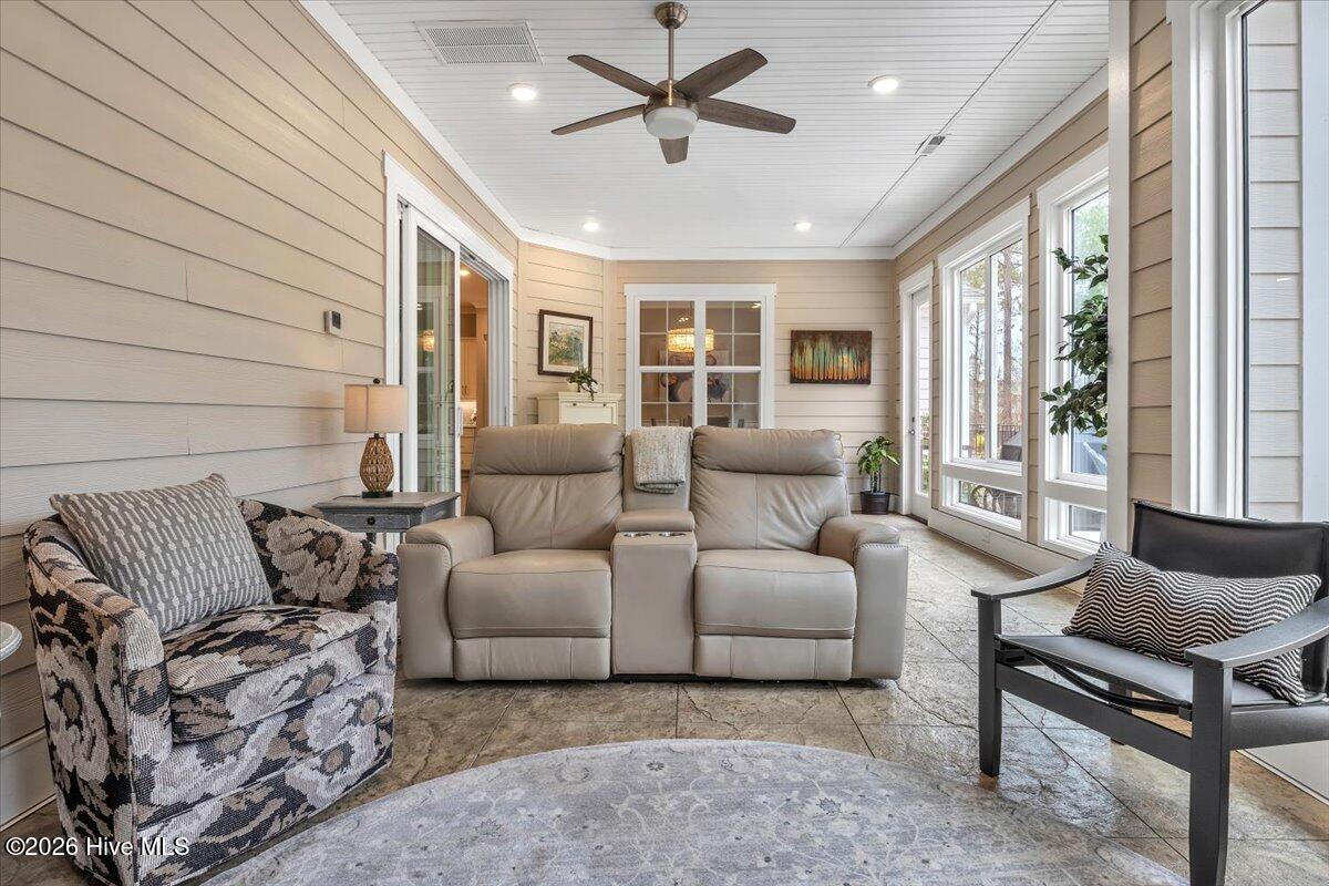 100558709 | Photo 37