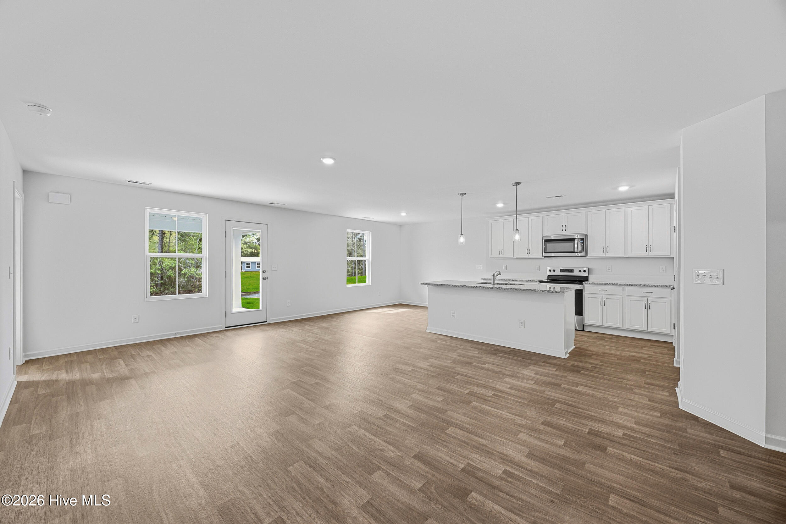 100567219 | Photo 12