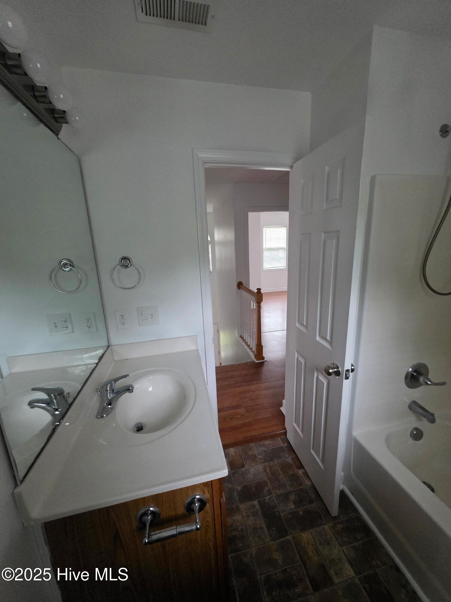 100521000 | Photo 14