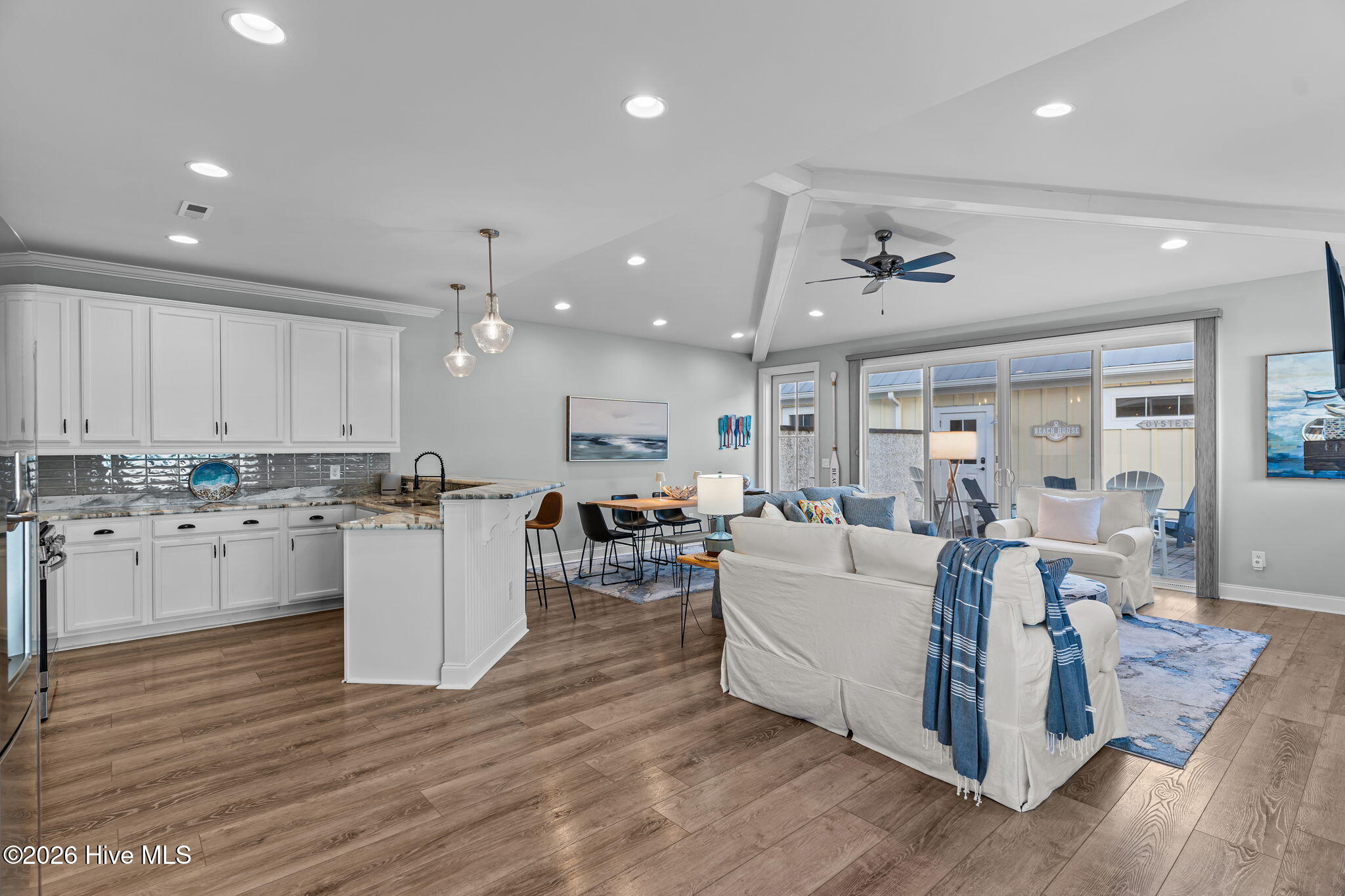 100547580 | Photo 14