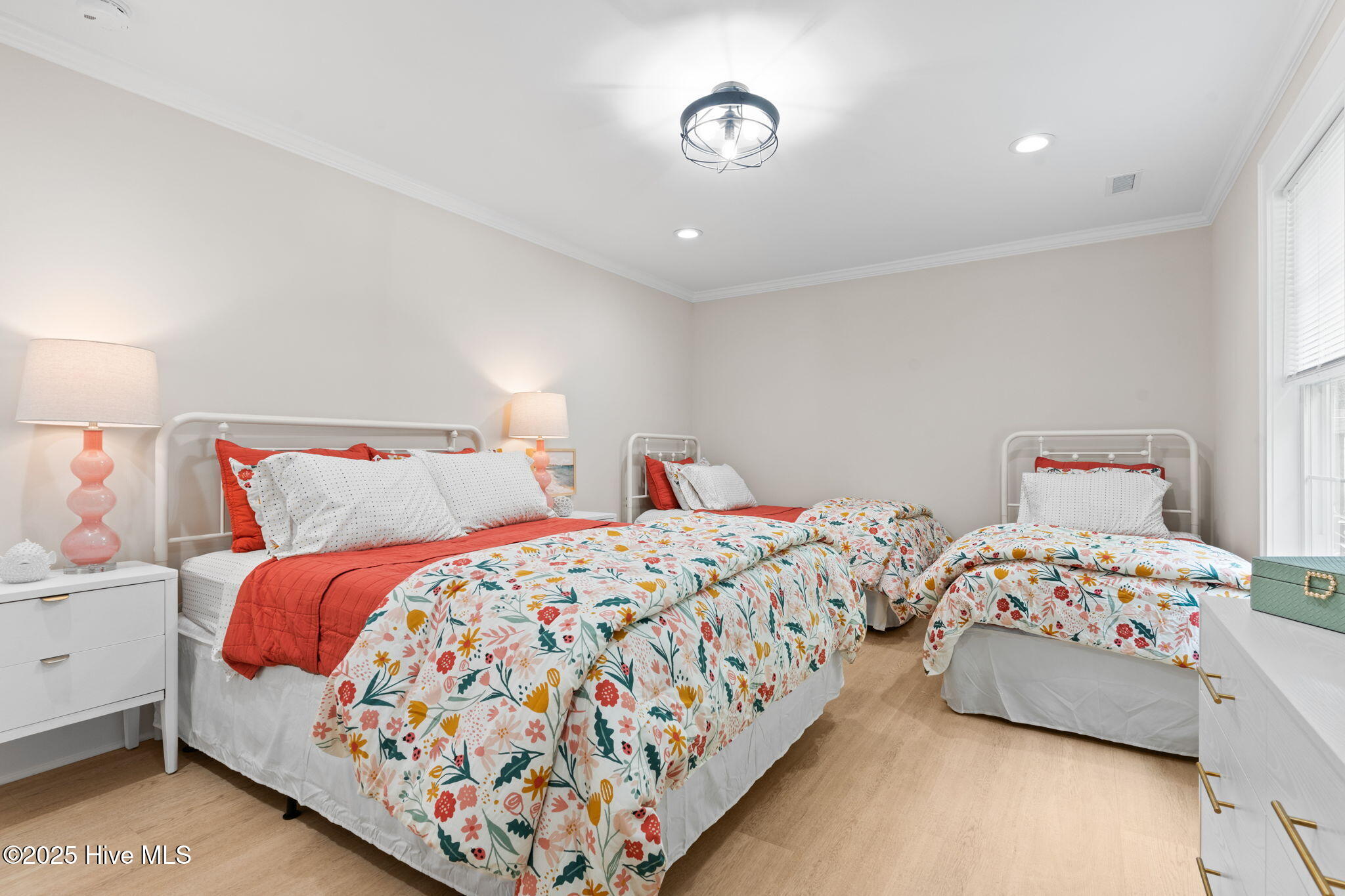 100492743 | Photo 23