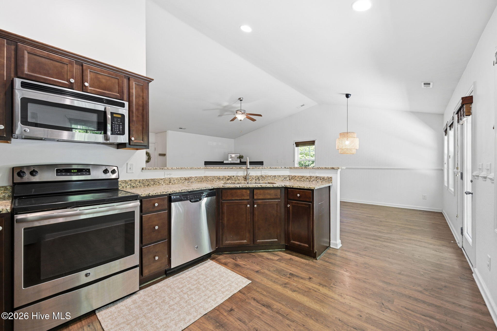 100575862 | Photo 11