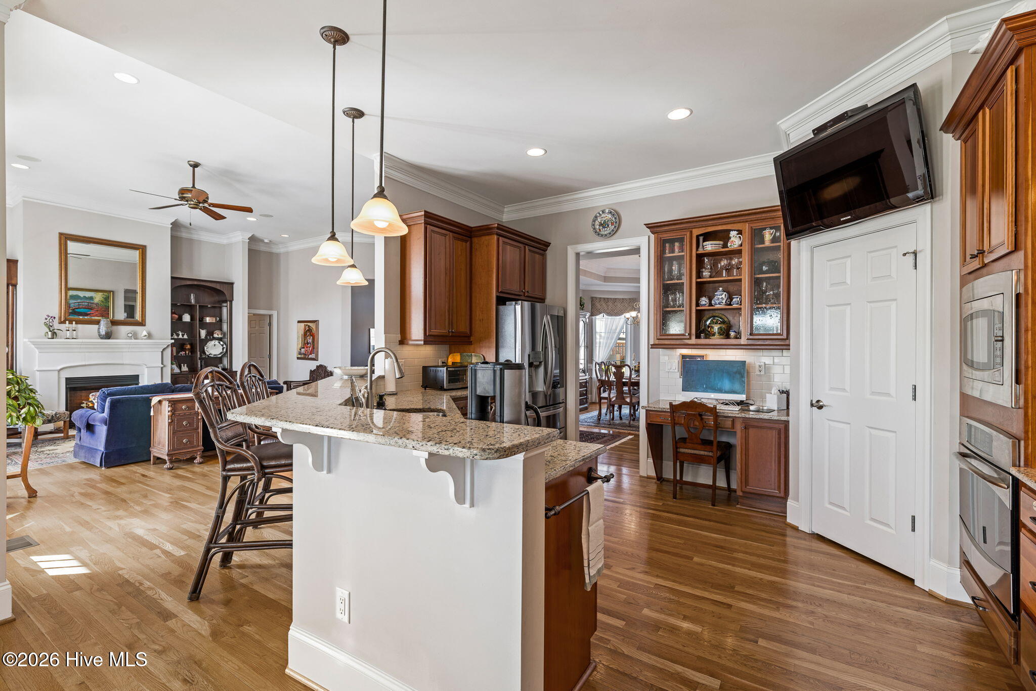 100560787 | Photo 18