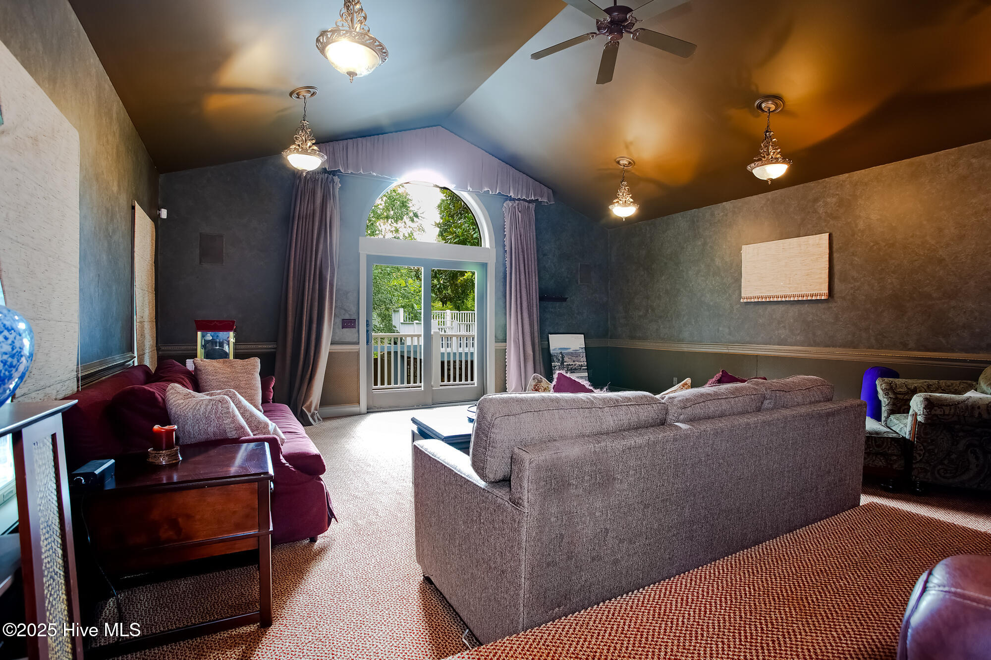 100532044 | Photo 18