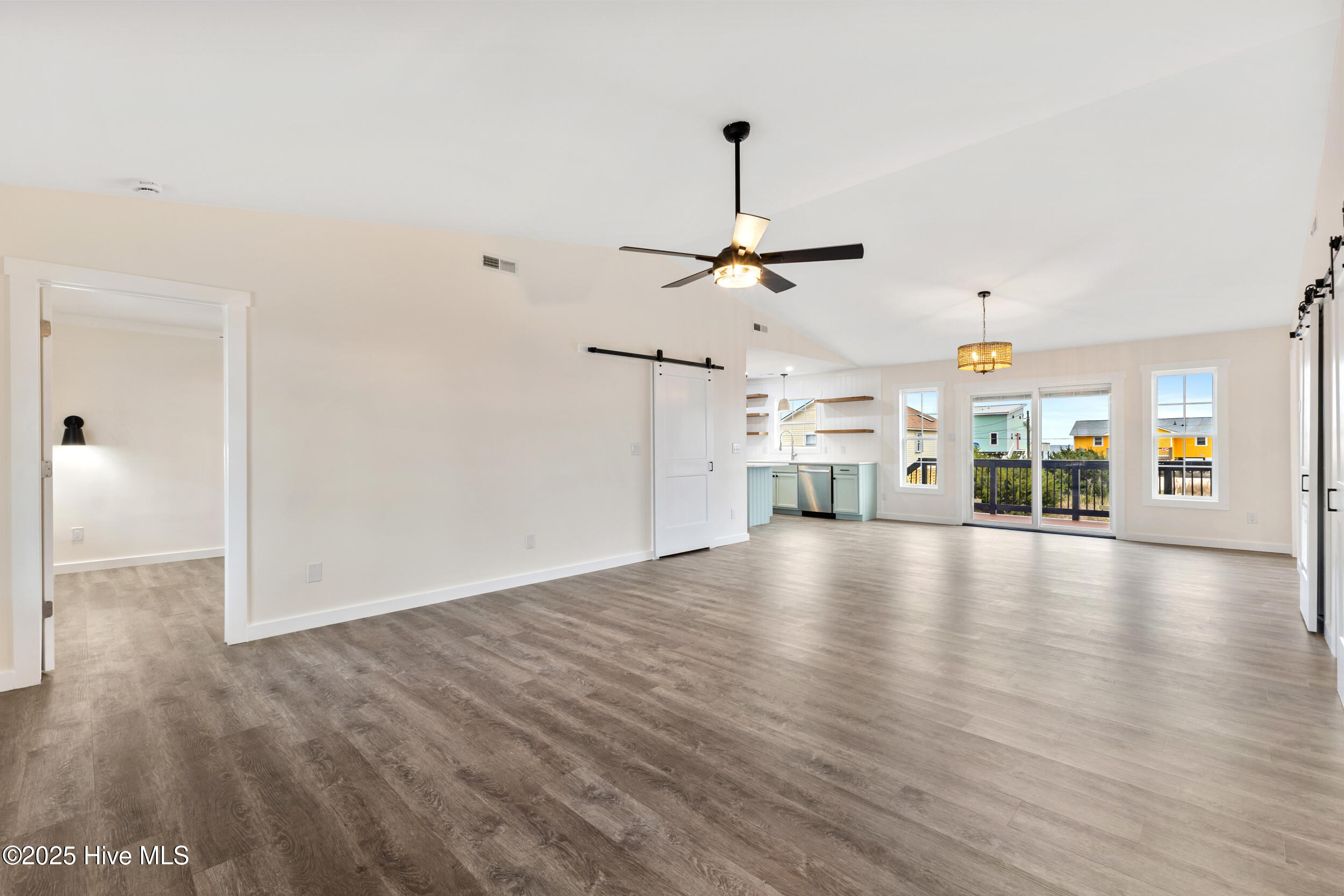 100542875 | Photo 10