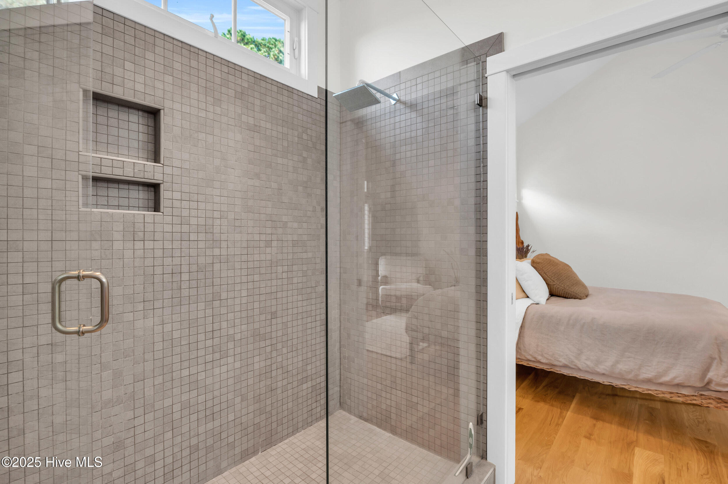 100532568 | Photo 23