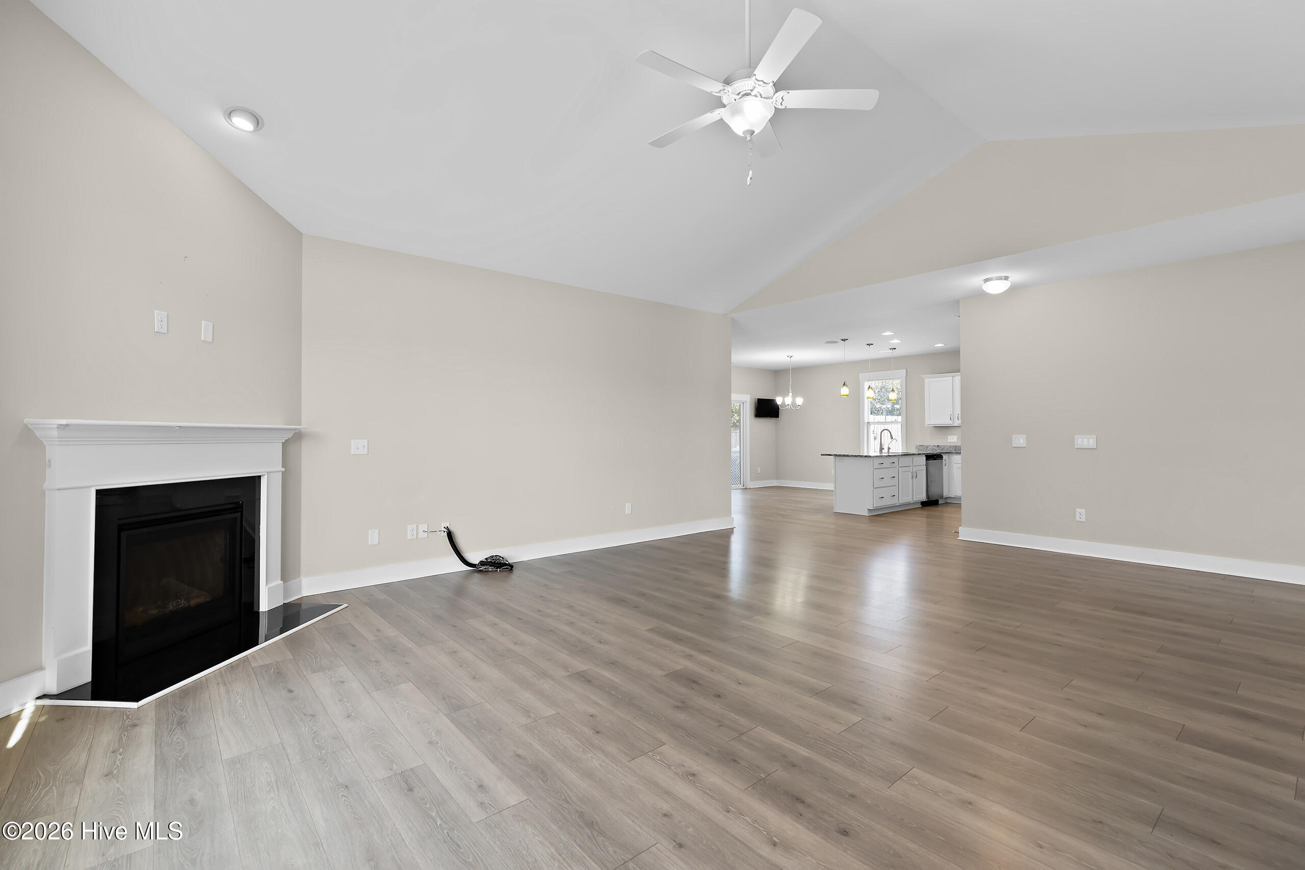 100550596 | Photo 12