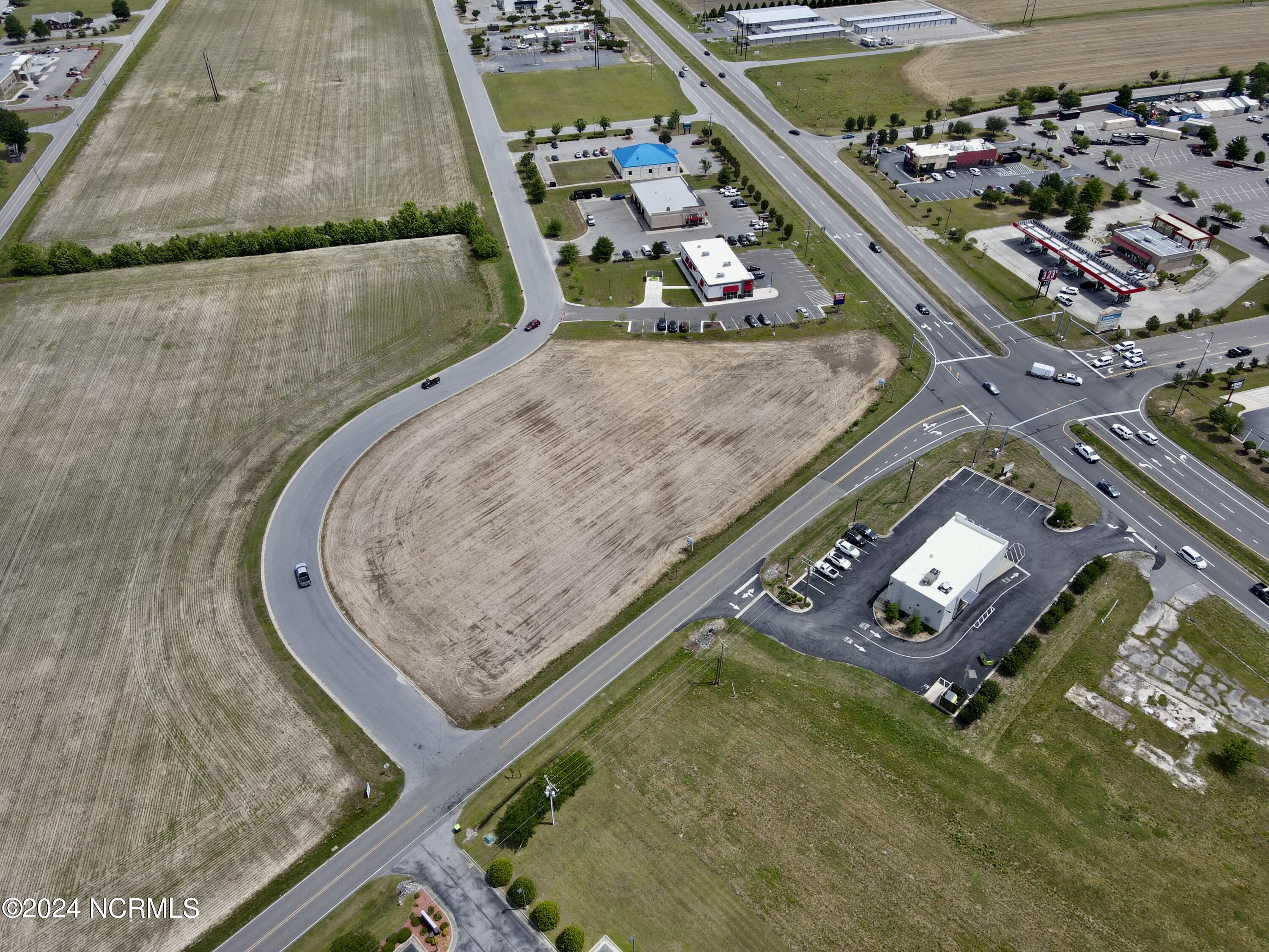 Sweetwater Real Estate Inc is excited to present a prime commercial opportunity: a 1.00-acre corner land parcel available for sale in Williamston, North Carolina. Strategically located adjacent to a high-performing Walmart retail center, this property benefits from consistent daily foot traffic and strong sales activity.
Boasting 553 feet of prime frontage at the intersection of Garrett Road and Brentway Avenue, the property offers easy access via Brentway Avenue. Zoned for both Office & Institutional (O&I) and Highway Commercial use, it provides exceptional flexibility for a wide range of potential developments.
Surrounded by a mix of prominent national and local businesses, the property is in excellent company with nearby retailers and restaurants such as Walmart, Walgreens, Pizza Hut, KFC/Taco Bell, Cookout, Murphy Gas Station, Carolina Quick Care, and Hardee's. The area sees an average of 1,700 vehicles per day (VPD) on surrounding roads, with additional visibility from US Hwy 17 Business, which attracts over 11,000 VPD.
Conveniently located just 3 miles from Downtown Williamston and only 1 mile from the US Hwy 64 and US Hwy 17 interchange, this parcel offers unparalleled accessibility. This lot could be combined with the adjoining parcel that is also for sale for a total of 2.10 acres. With its prime location and outstanding business potential, this property represents a remarkable opportunity in one of Williamston's most sought-after areas. Don't miss out on this exceptional investment!