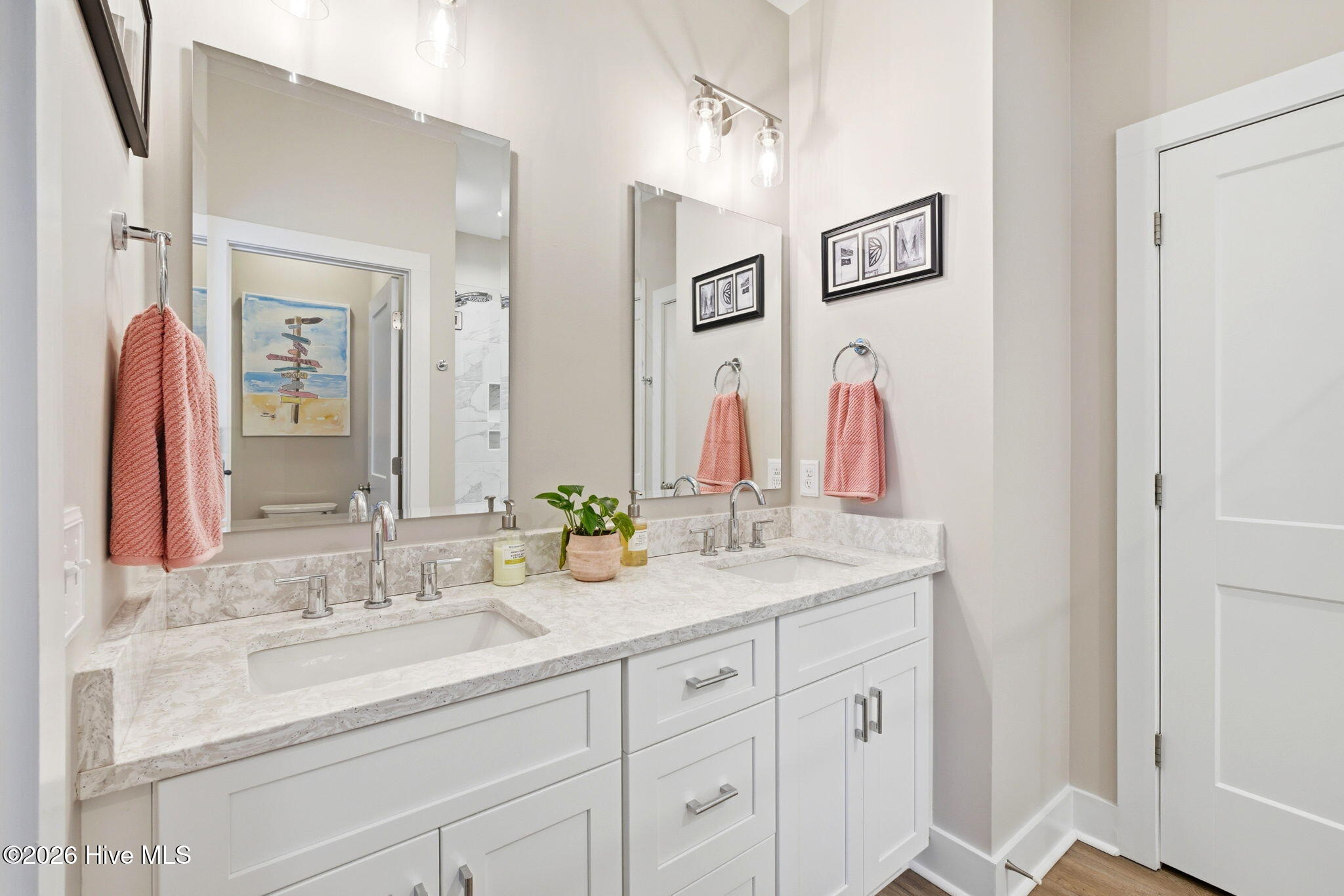 100567990 | Photo 14