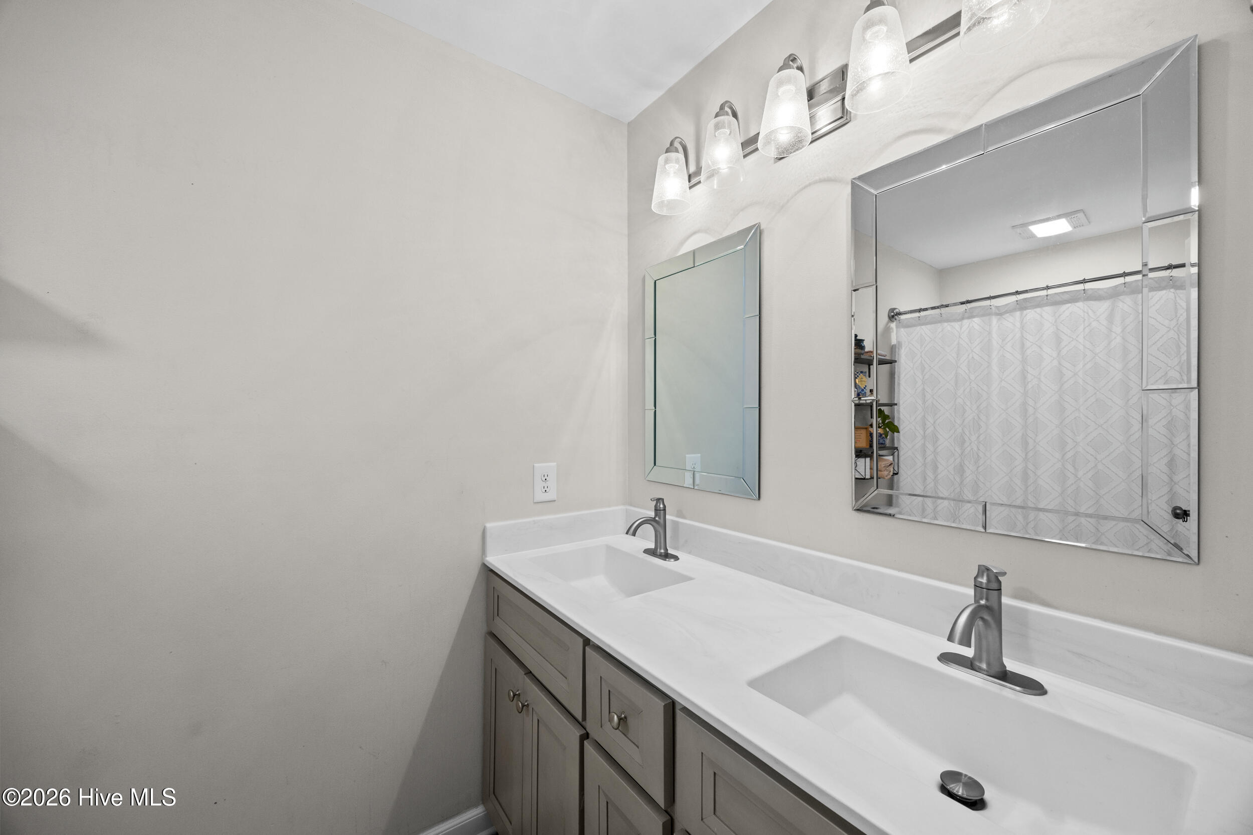 100567438 | Photo 19