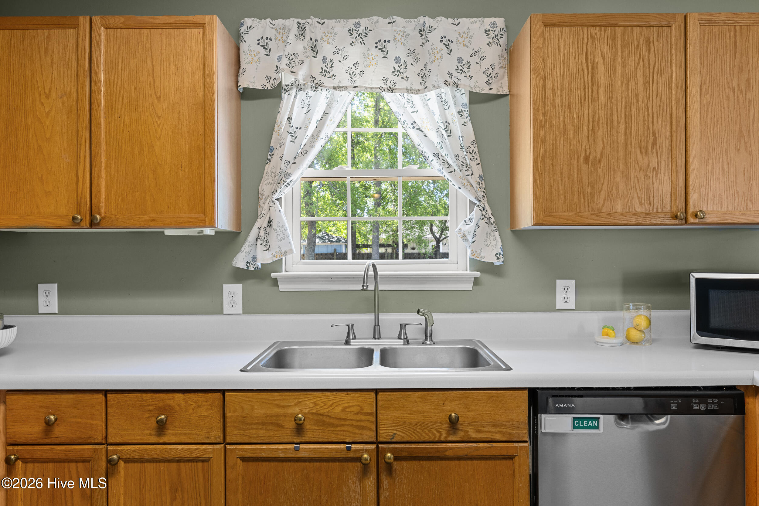 100569282 | Photo 16