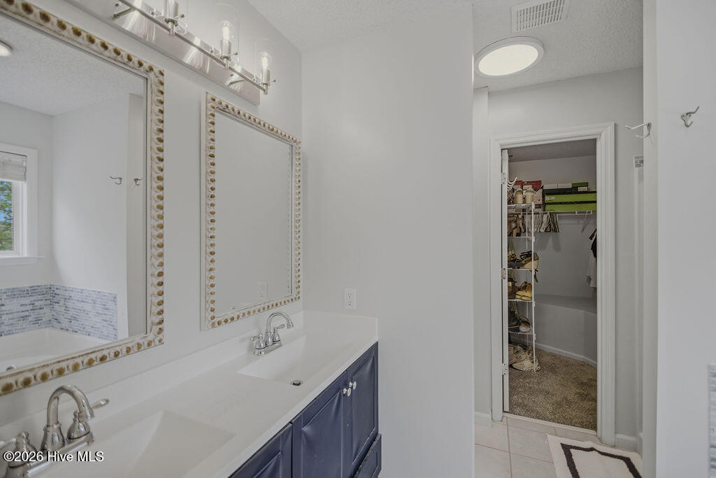 100565606 | Photo 52