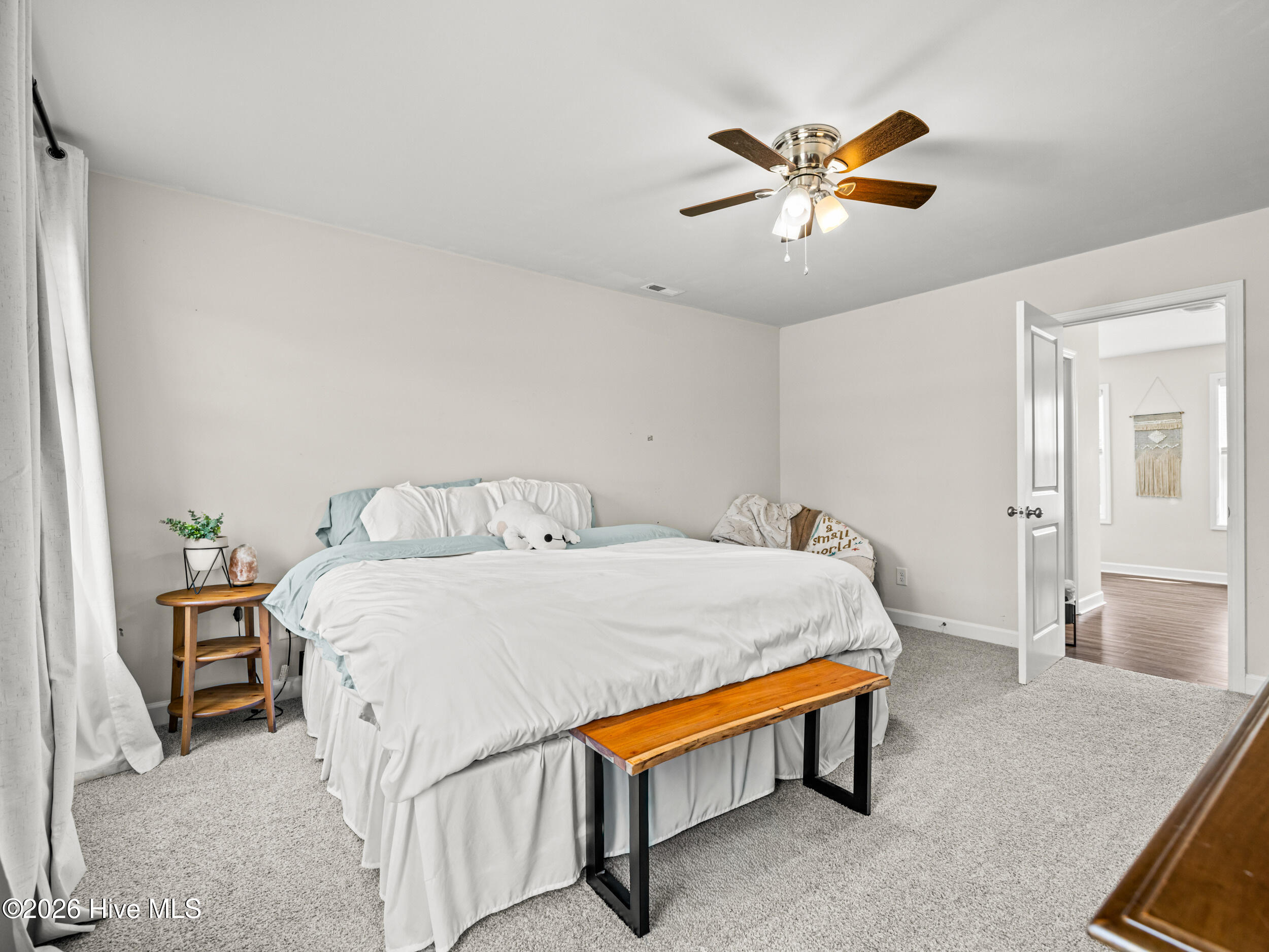 100565211 | Photo 35