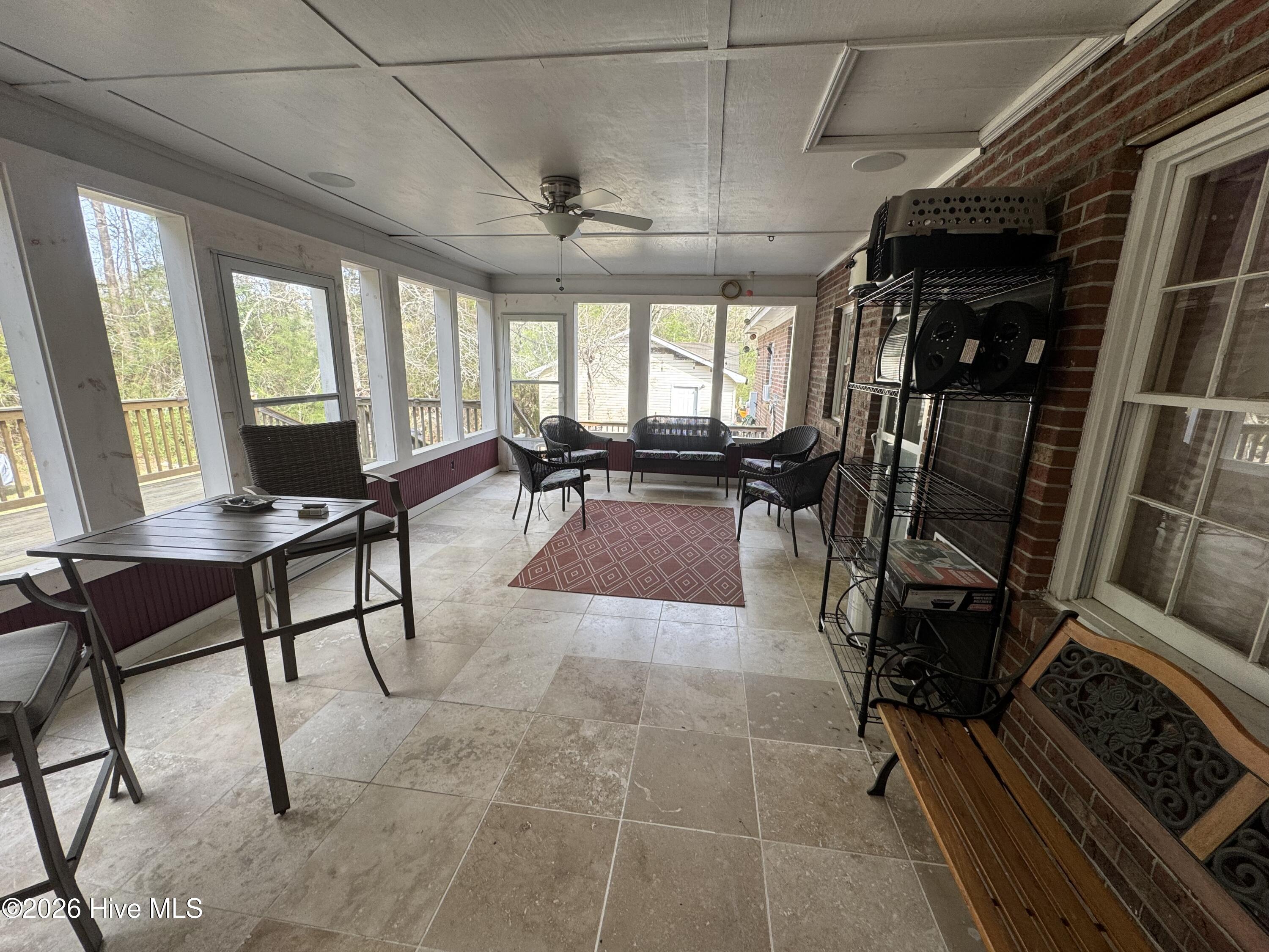 100561896 | Photo 11