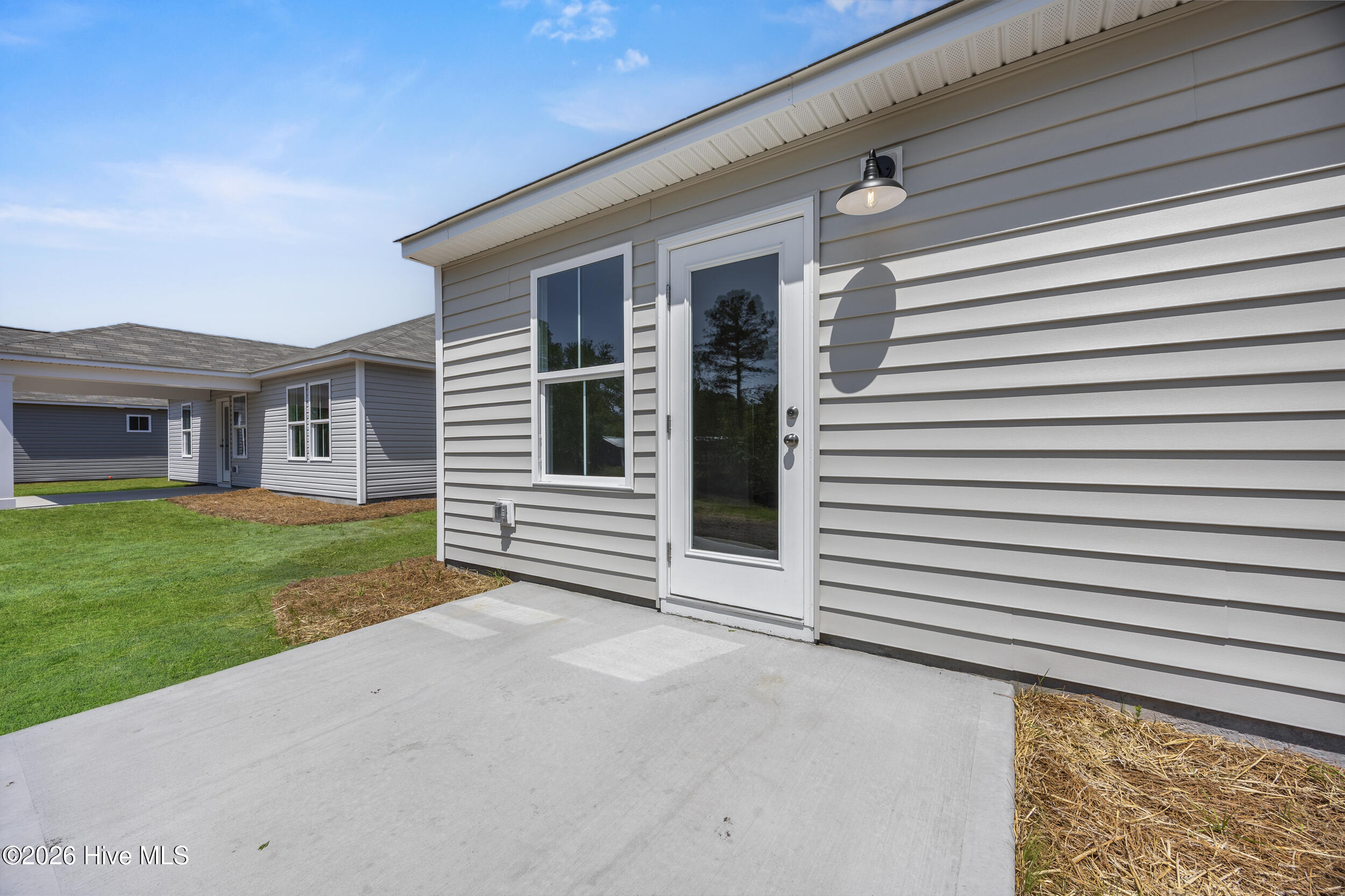 100570038 | Photo 18