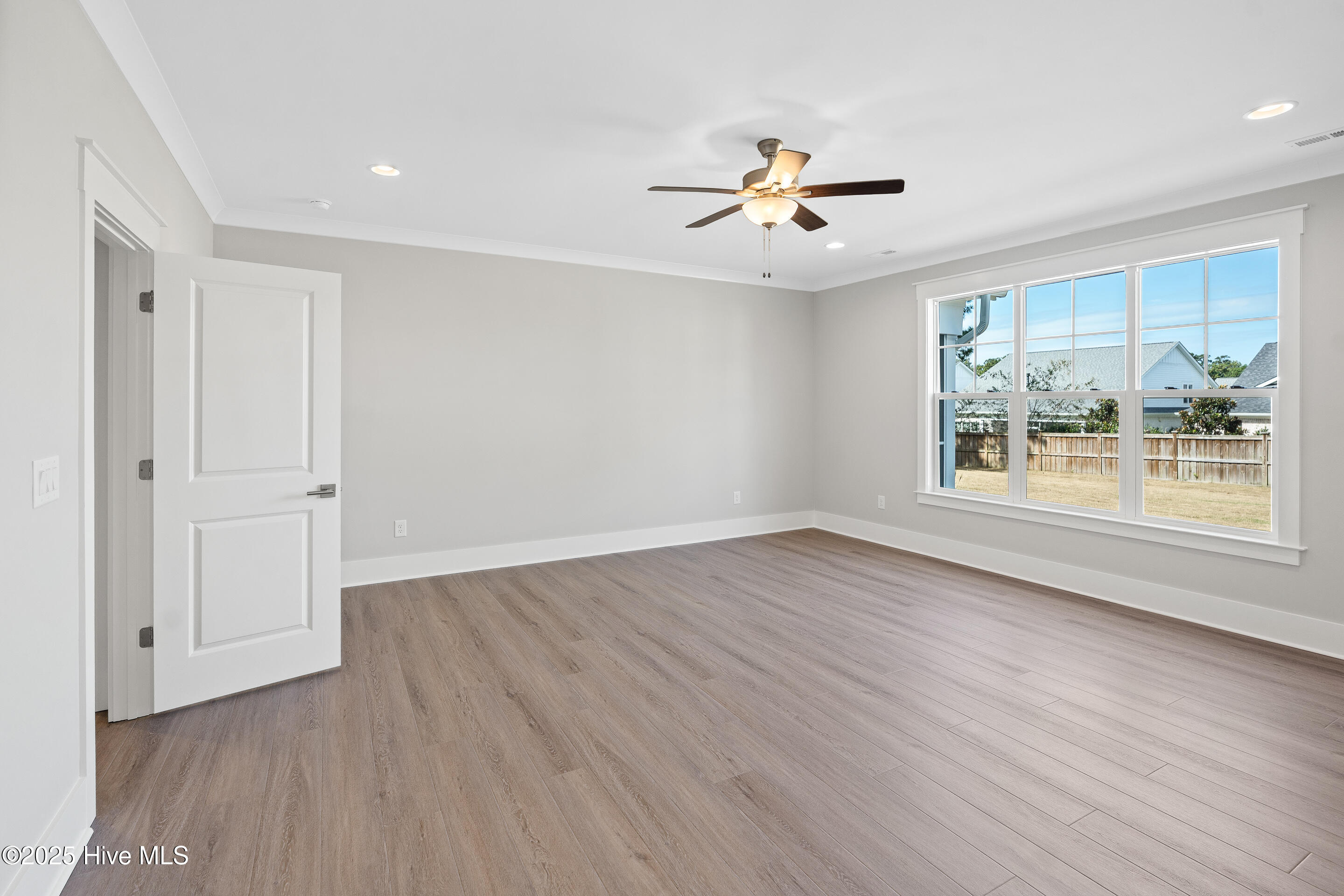 100521793 | Photo 18