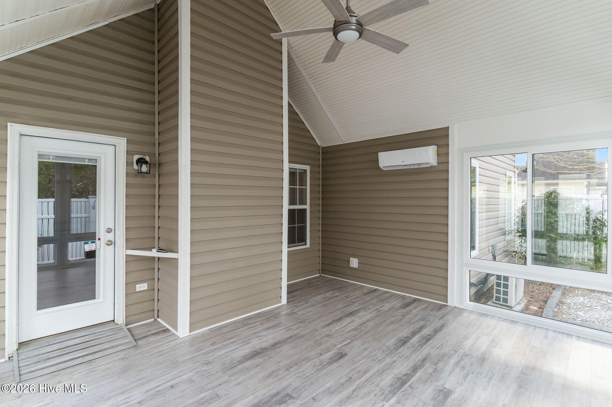 100549598 | Photo 35