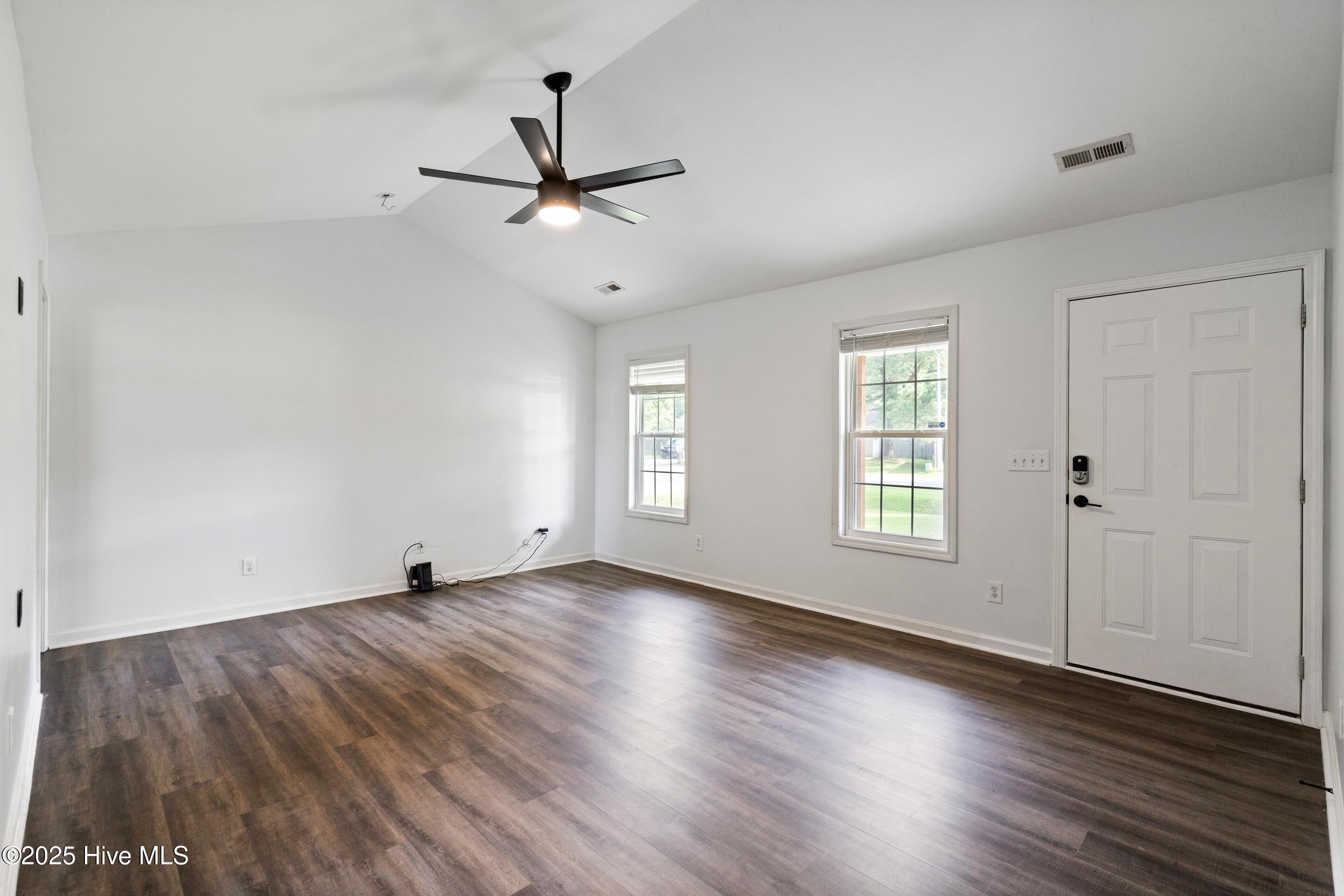 3127 Memory Lane, Castle Hayne, NC 28429 – photo 9: living room