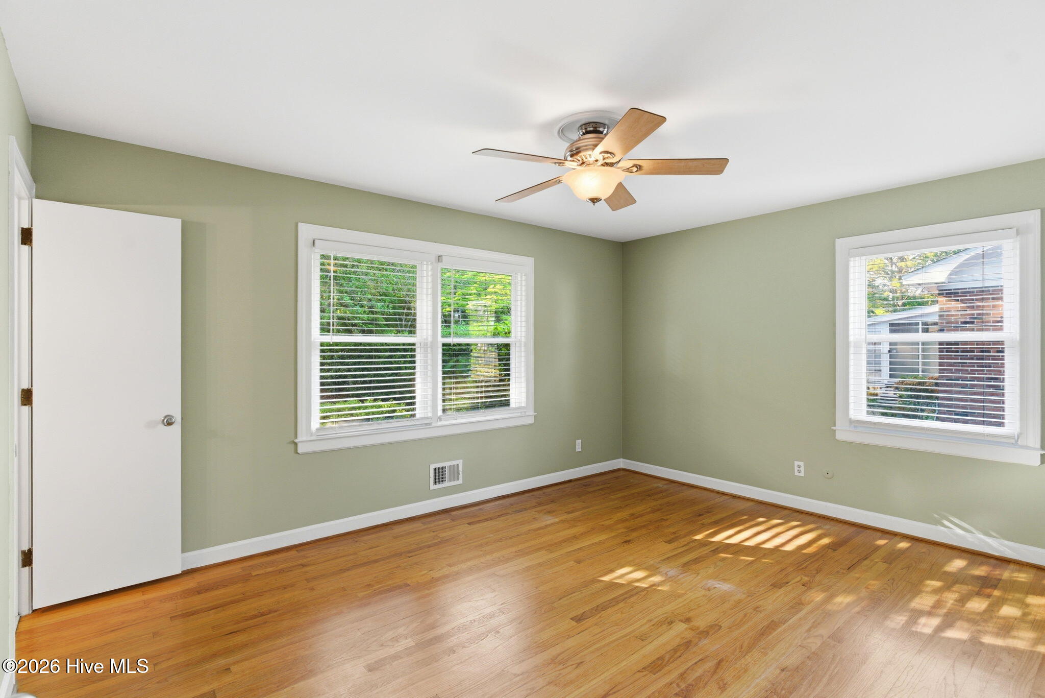 100569519 | Photo 23