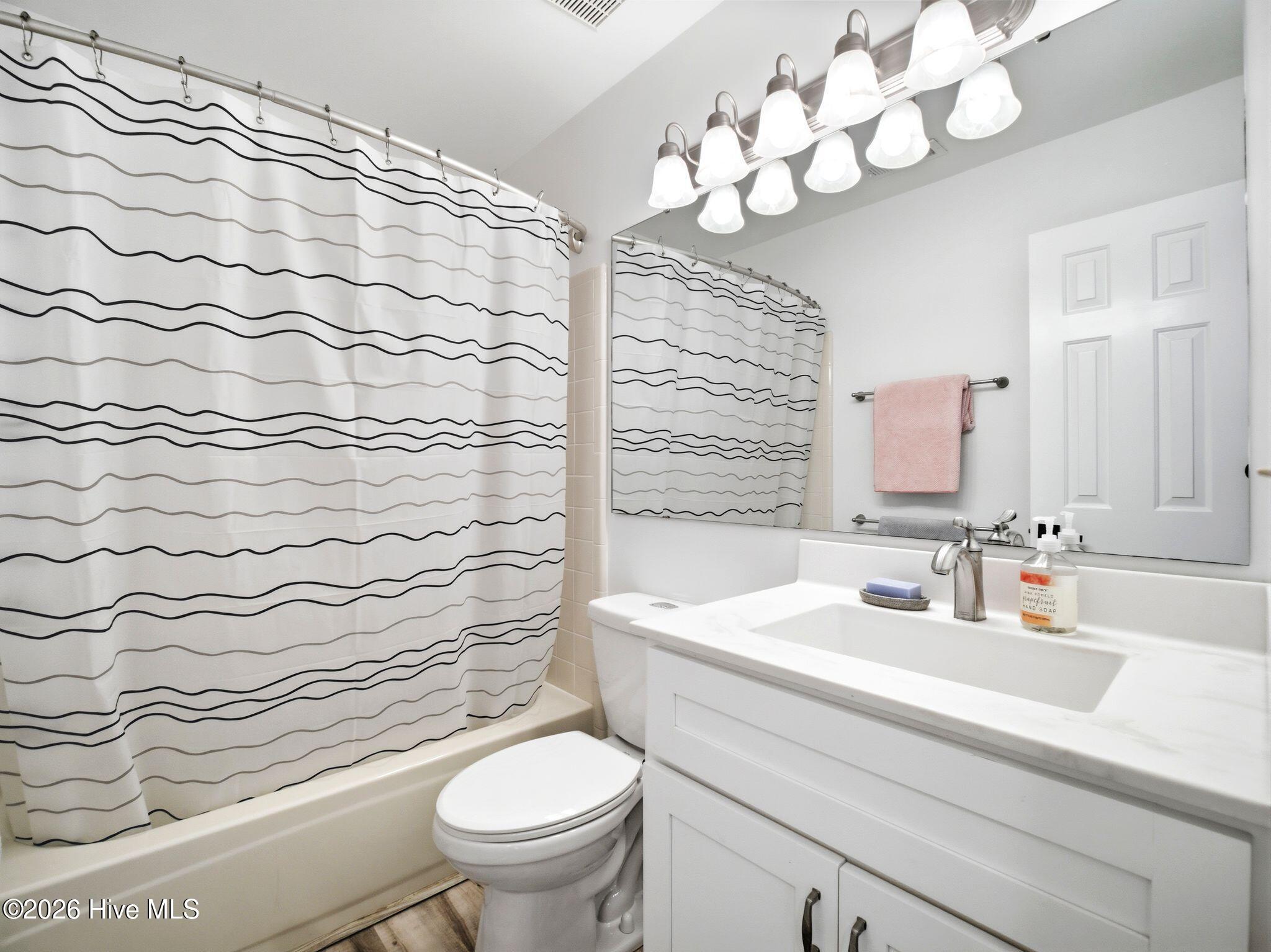 100568966 | Photo 47