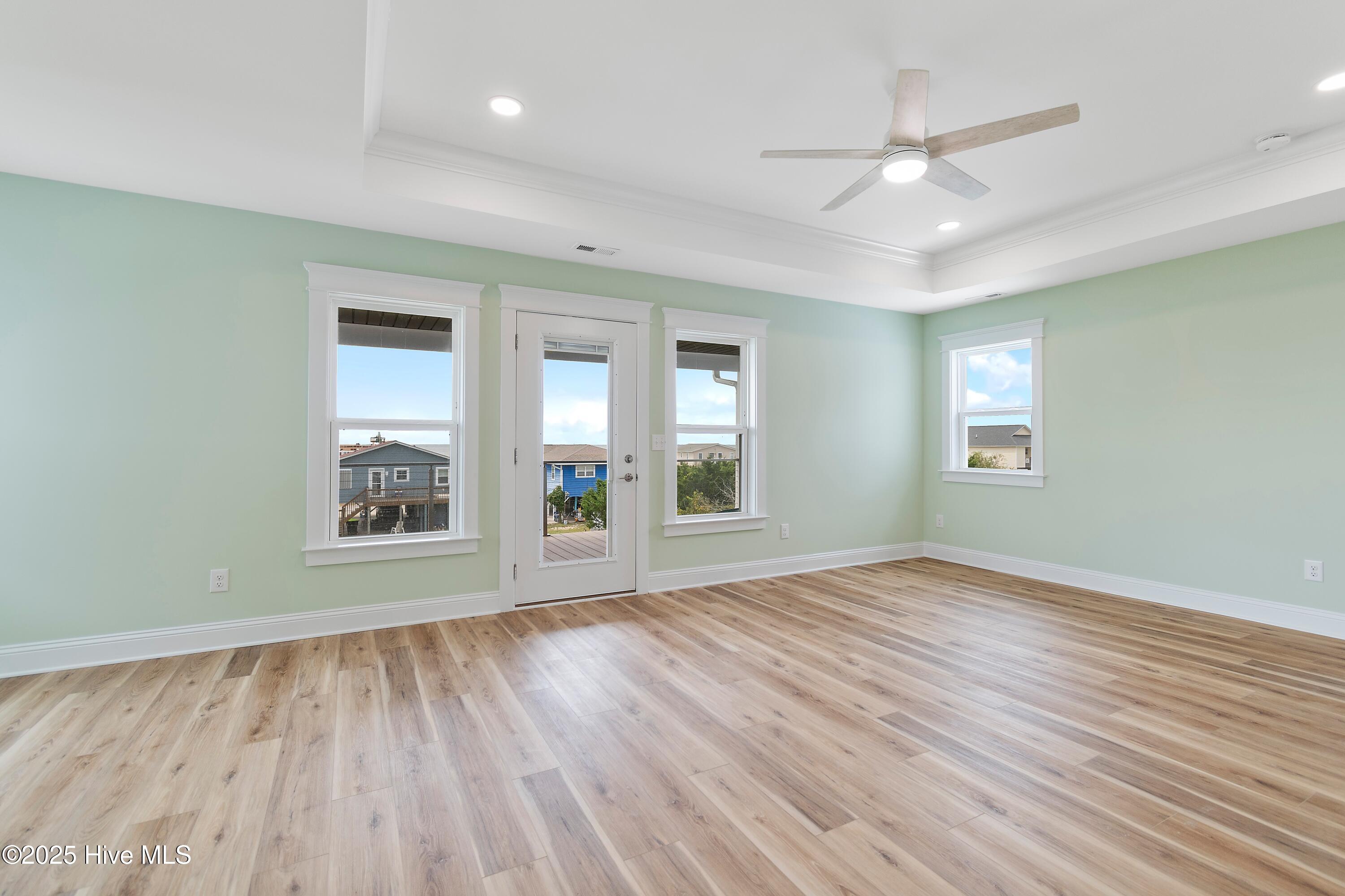 100549252 | Photo 38