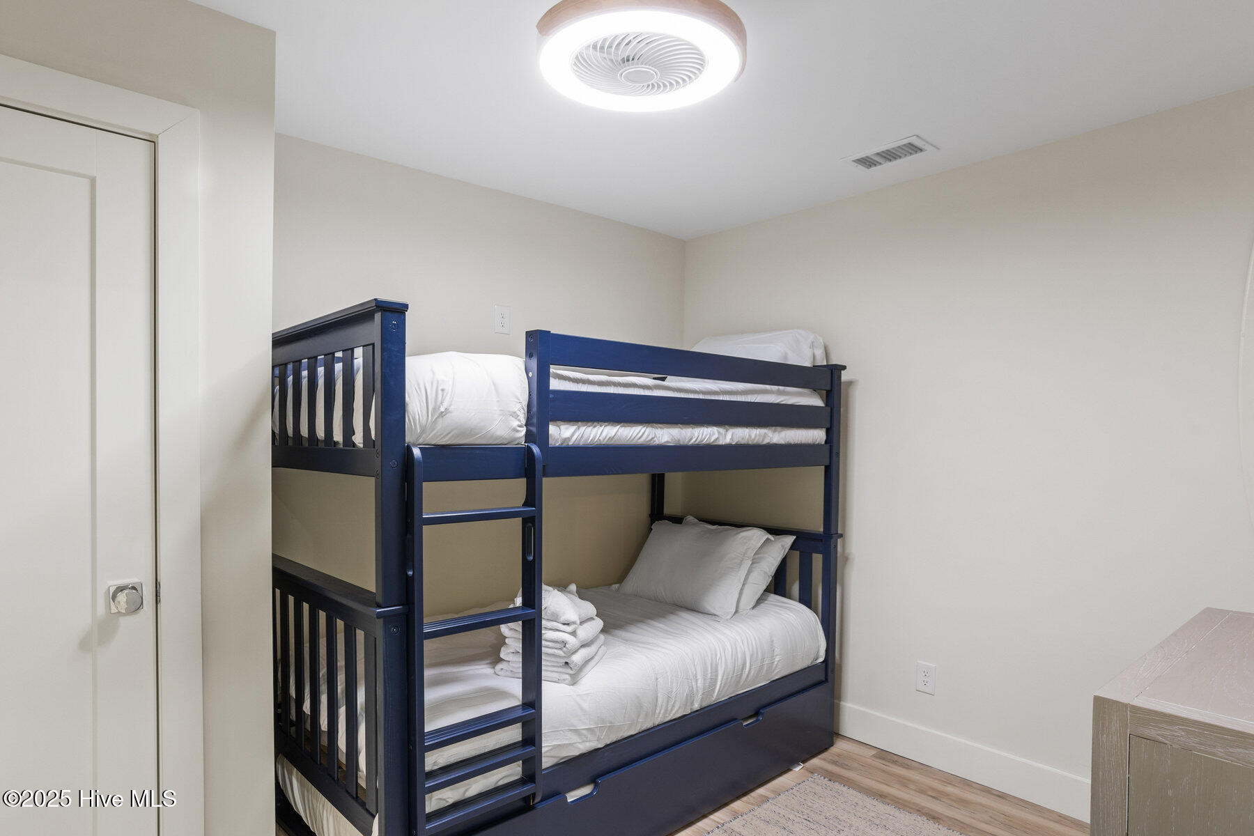 100523205 | Photo 28