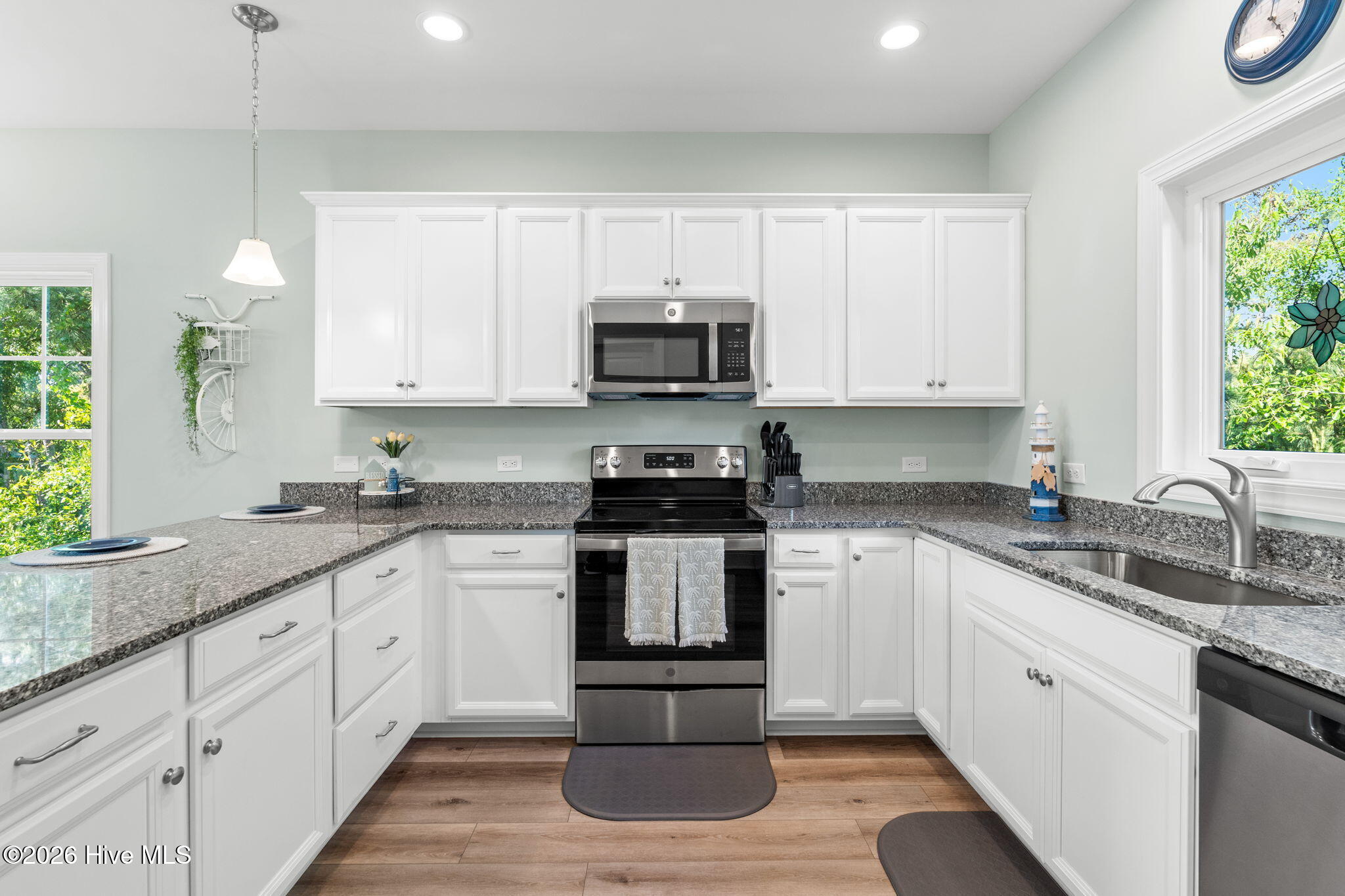 100568593 | Photo 11