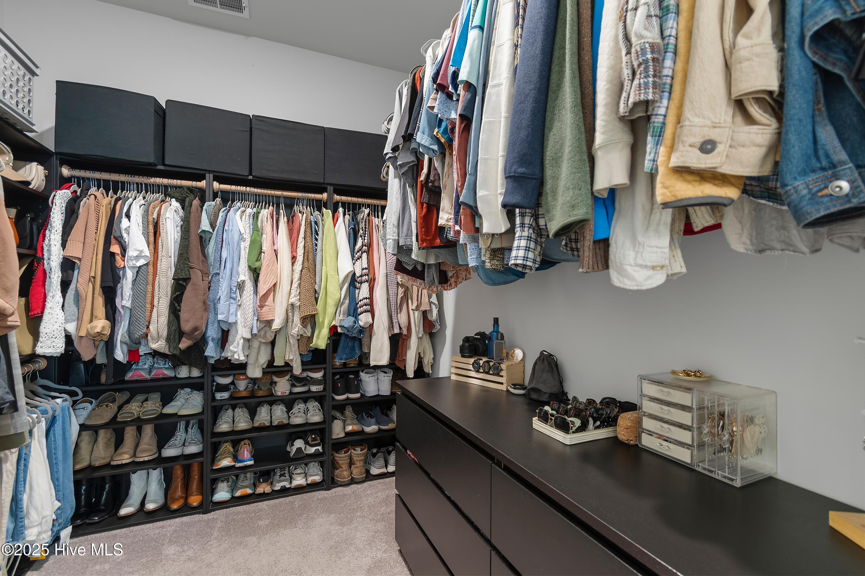 100538453 | Photo 23