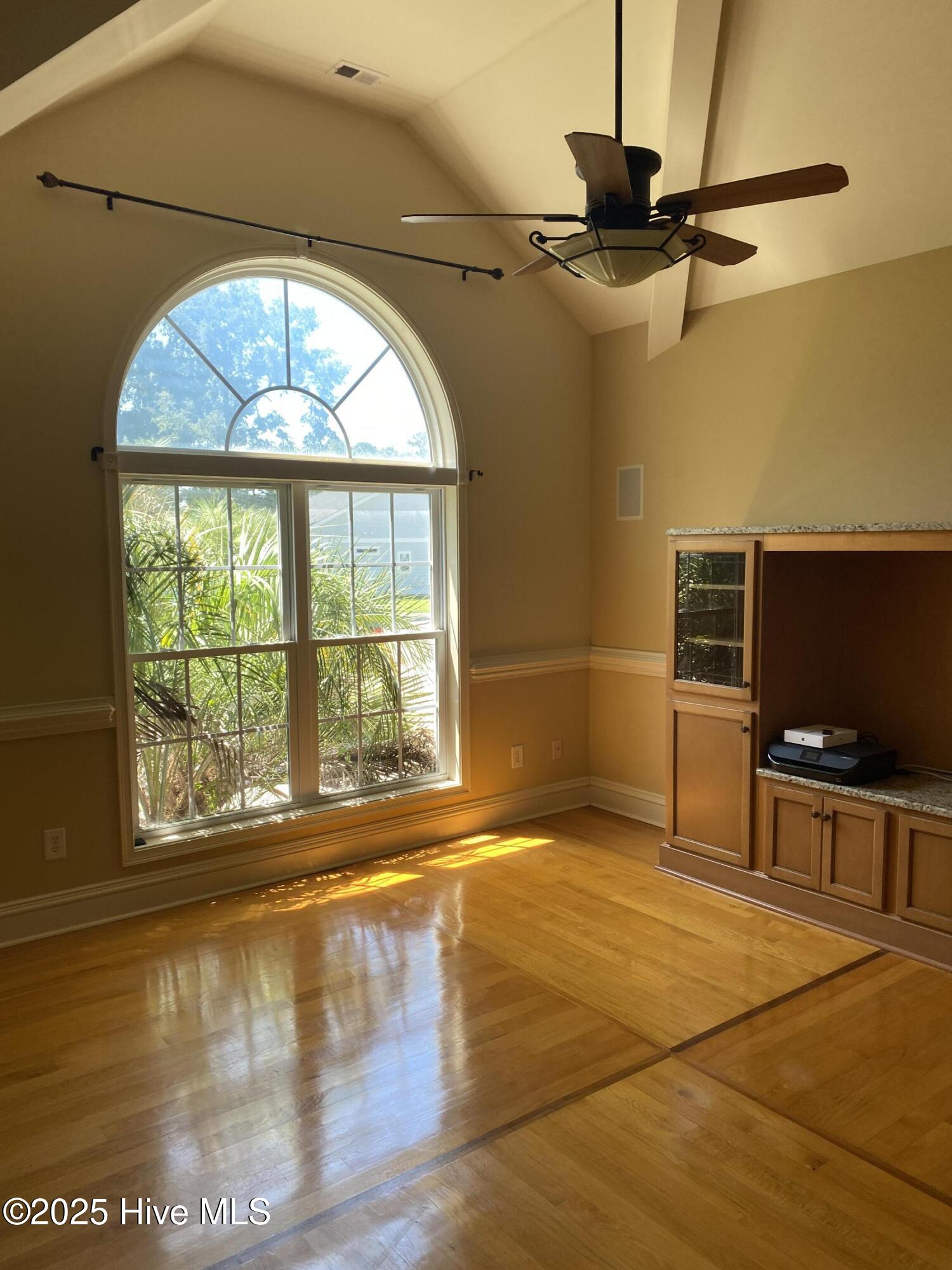 100520083 | Photo 10