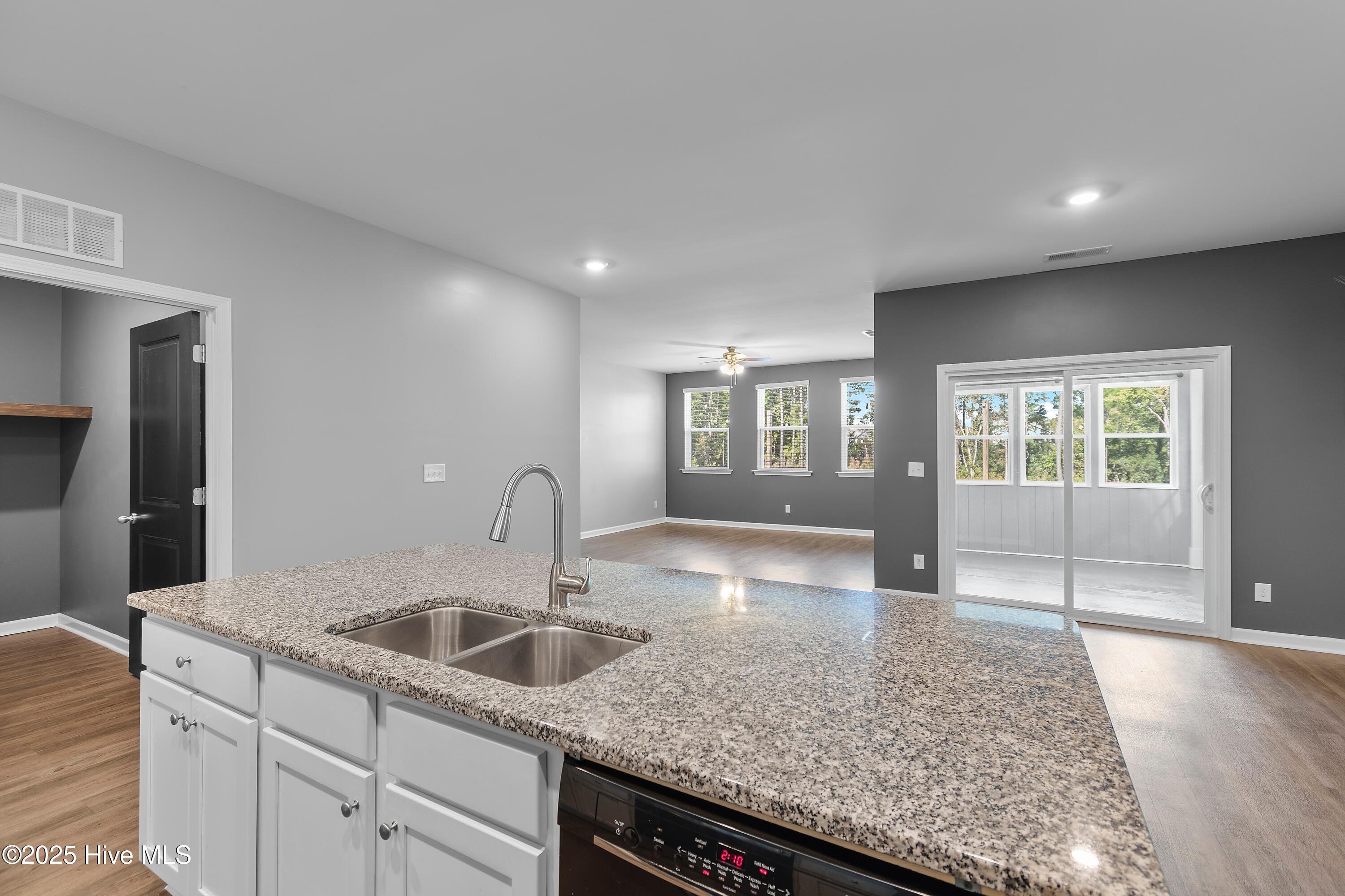 100537510 | Photo 17