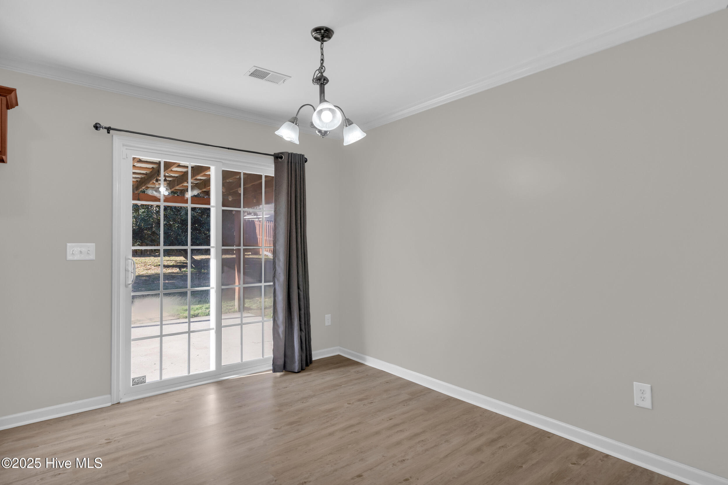 100545882 | Photo 12