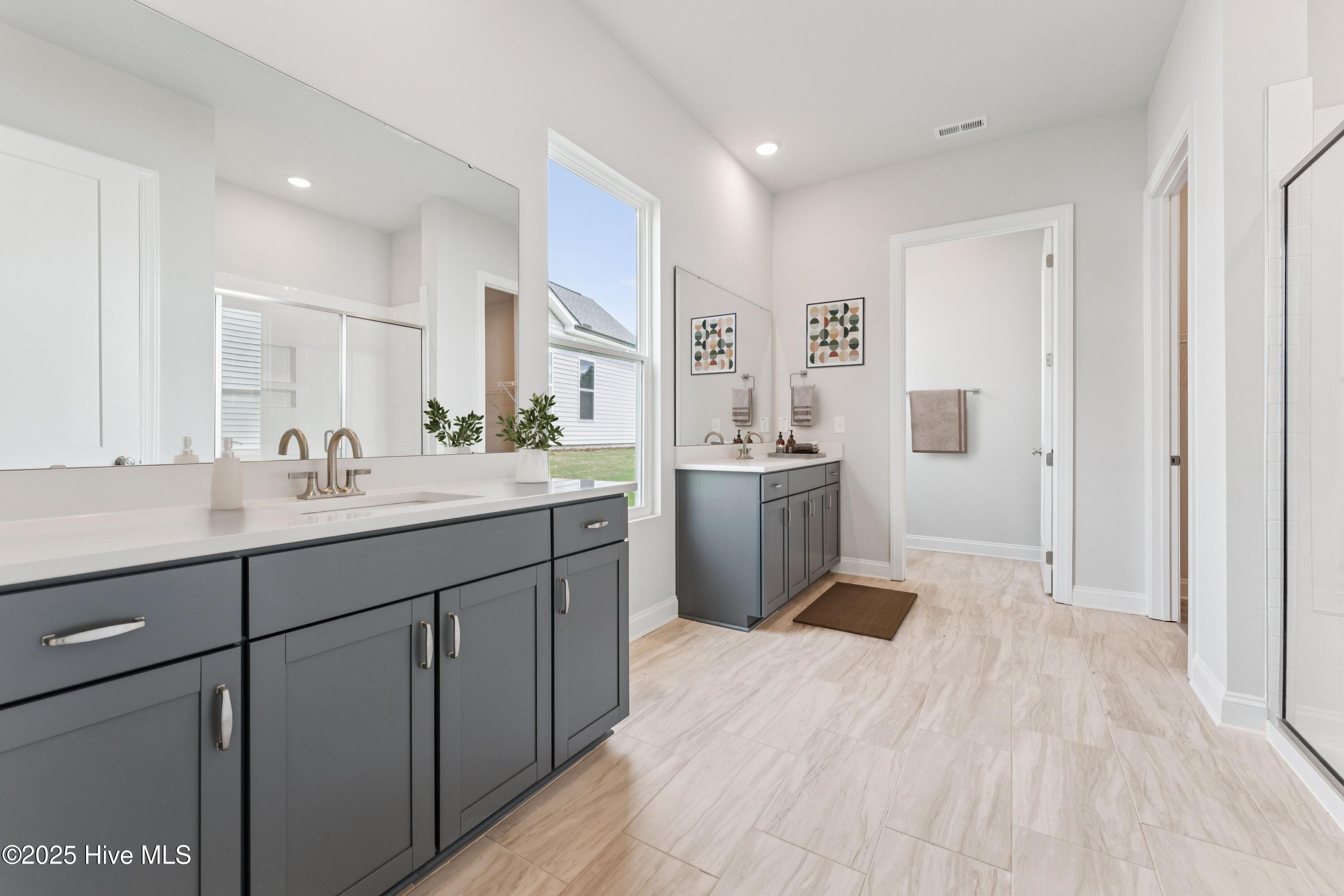 100531116 | Photo 11