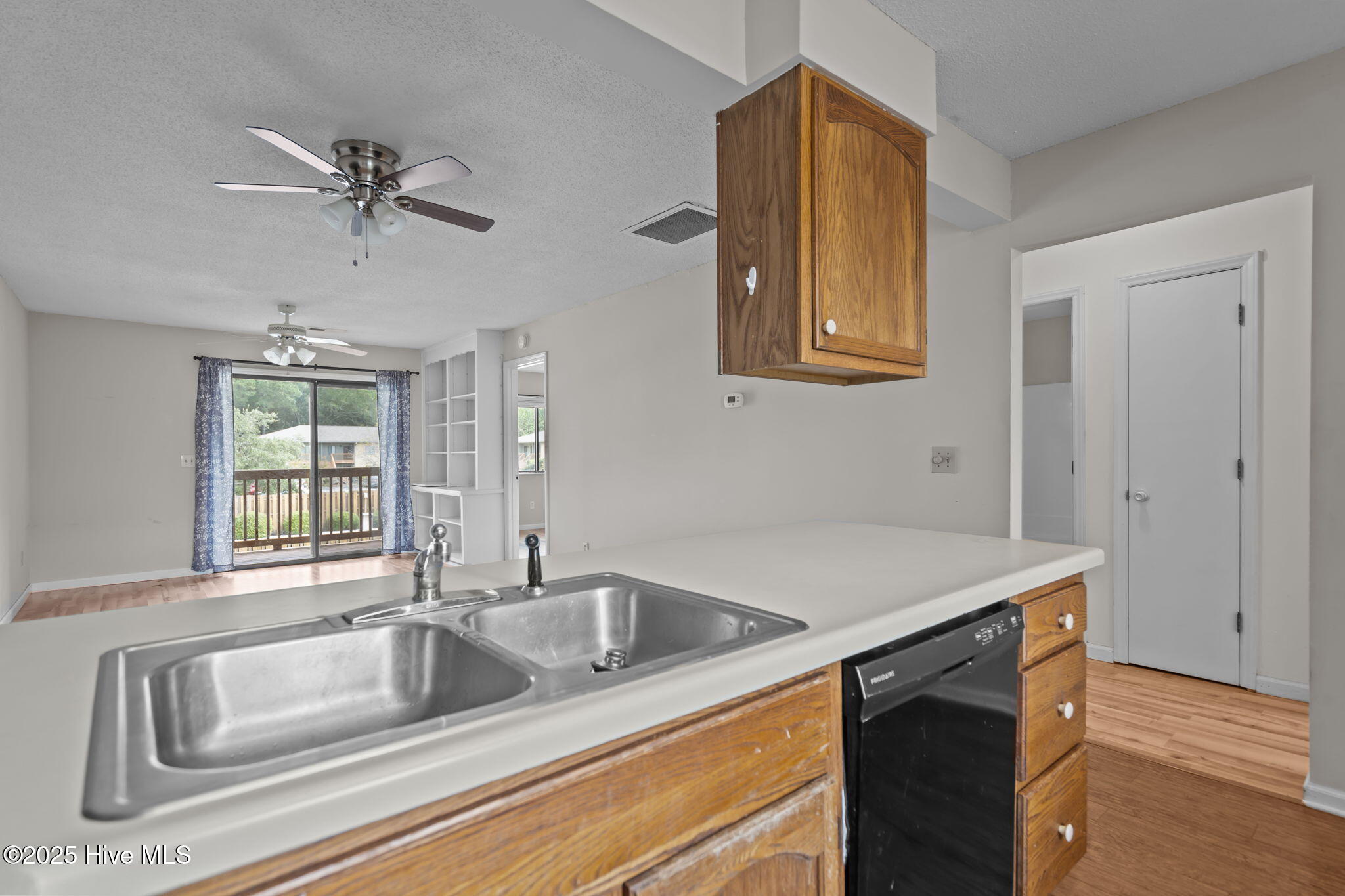 100529850 | Photo 14