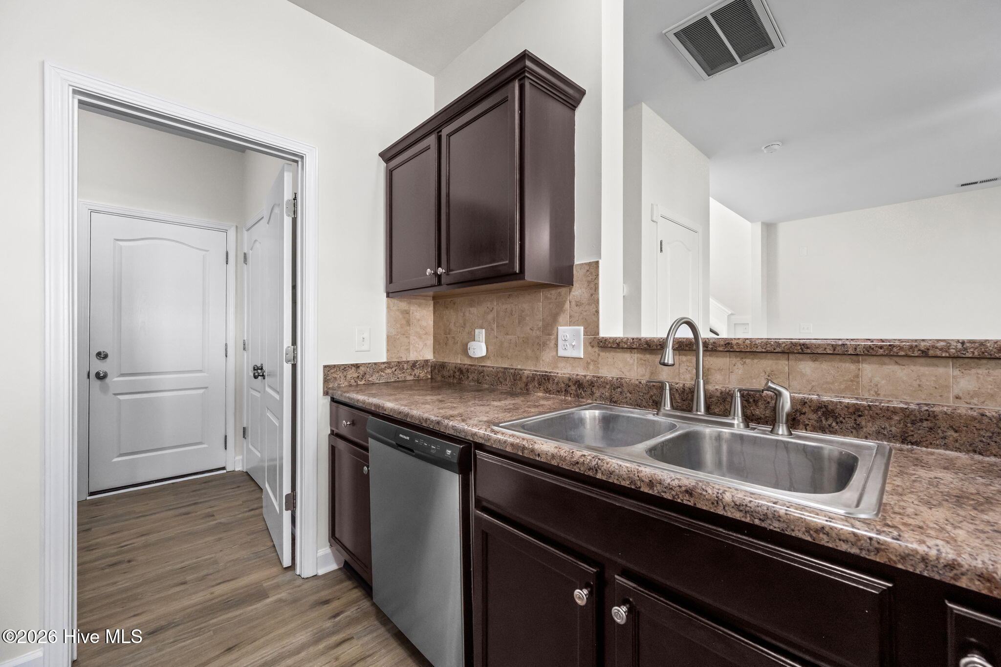 100570344 | Photo 11