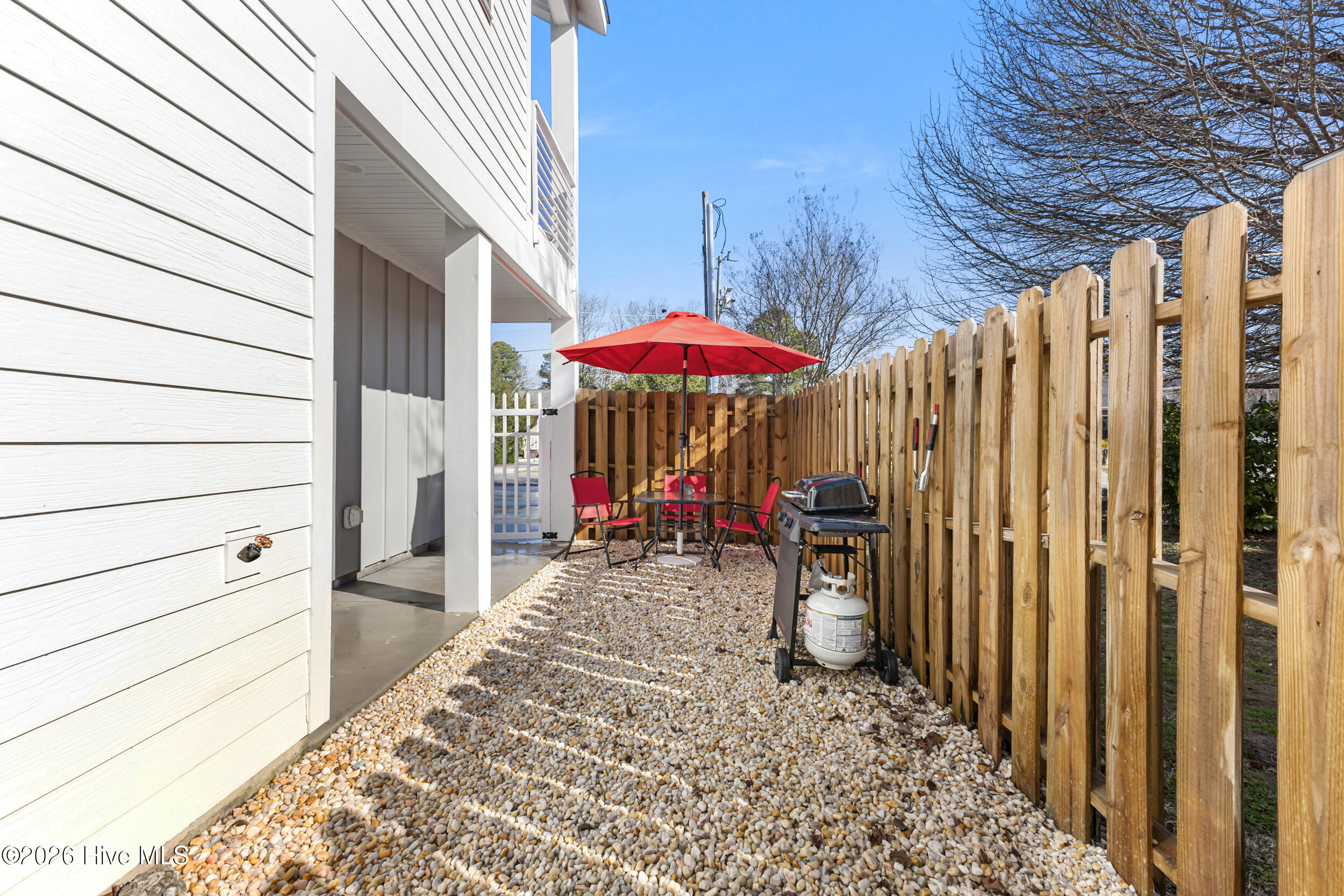 100557840 | Photo 30