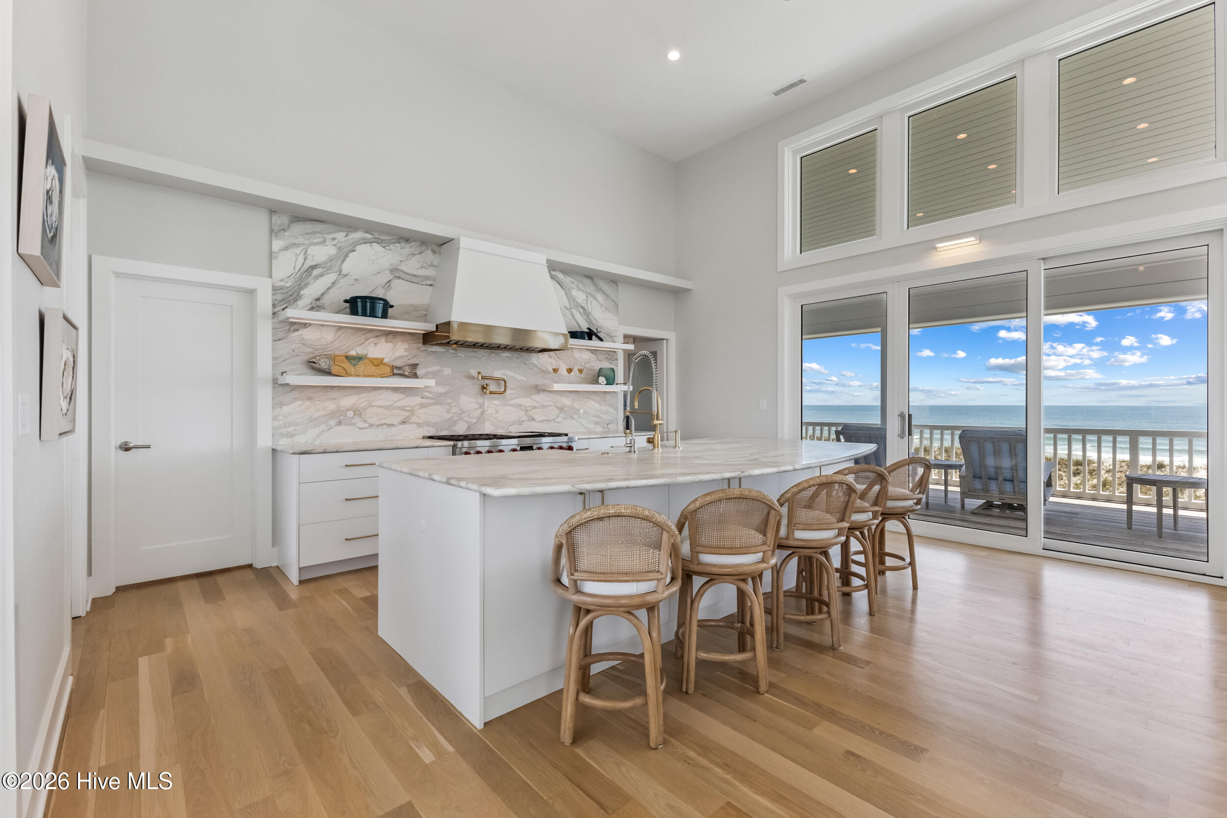 100560711 | Photo 17