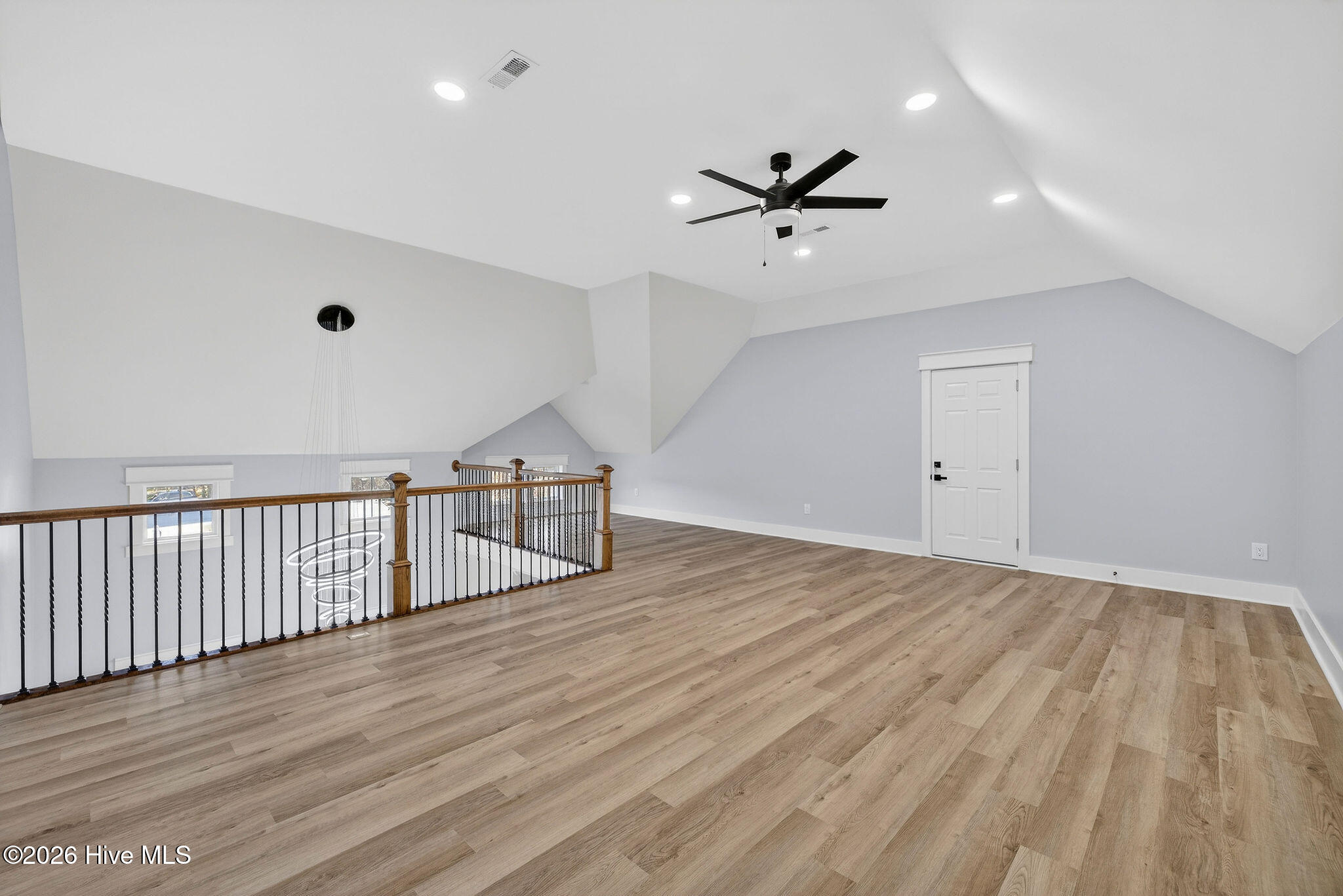 100548792 | Photo 63