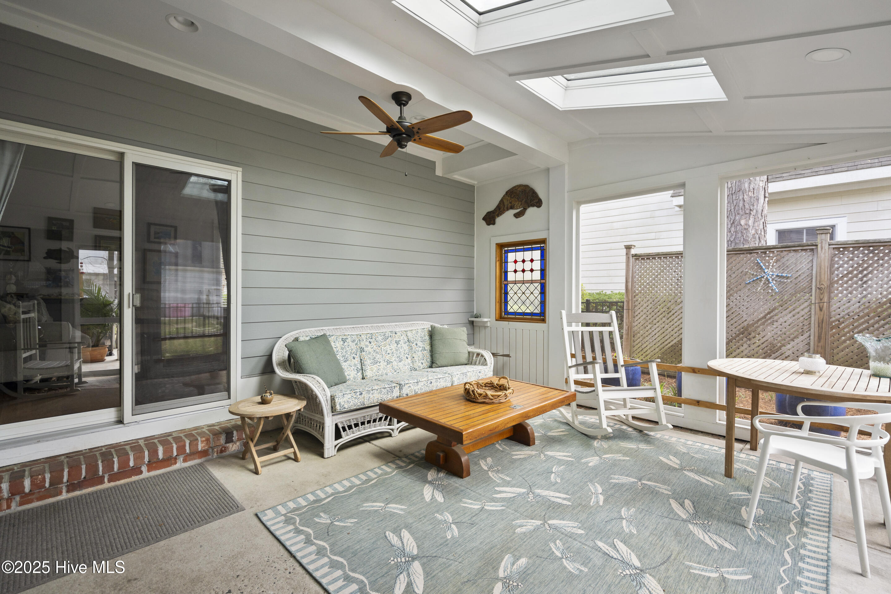 100545789 | Photo 36